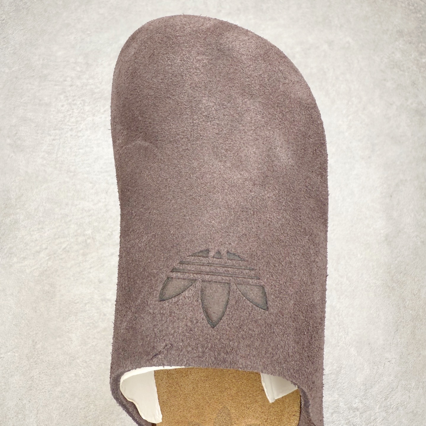 图片[4]-AD Originals Adimule 舒适百搭防磨包头拖鞋 男女同款 实拍调校N版已经零色差零失真 百分百还原实物色彩所见即所得 不存在货不对板色差等低级问题 选购参考实物拍摄 不混卖不参货 只用心做好货严格选品 承诺混一赔十 尺码：36 36.5 37.5 38 38.5 39 40 40.5 41 42 42.5 43 44 44.5 45-选品中心