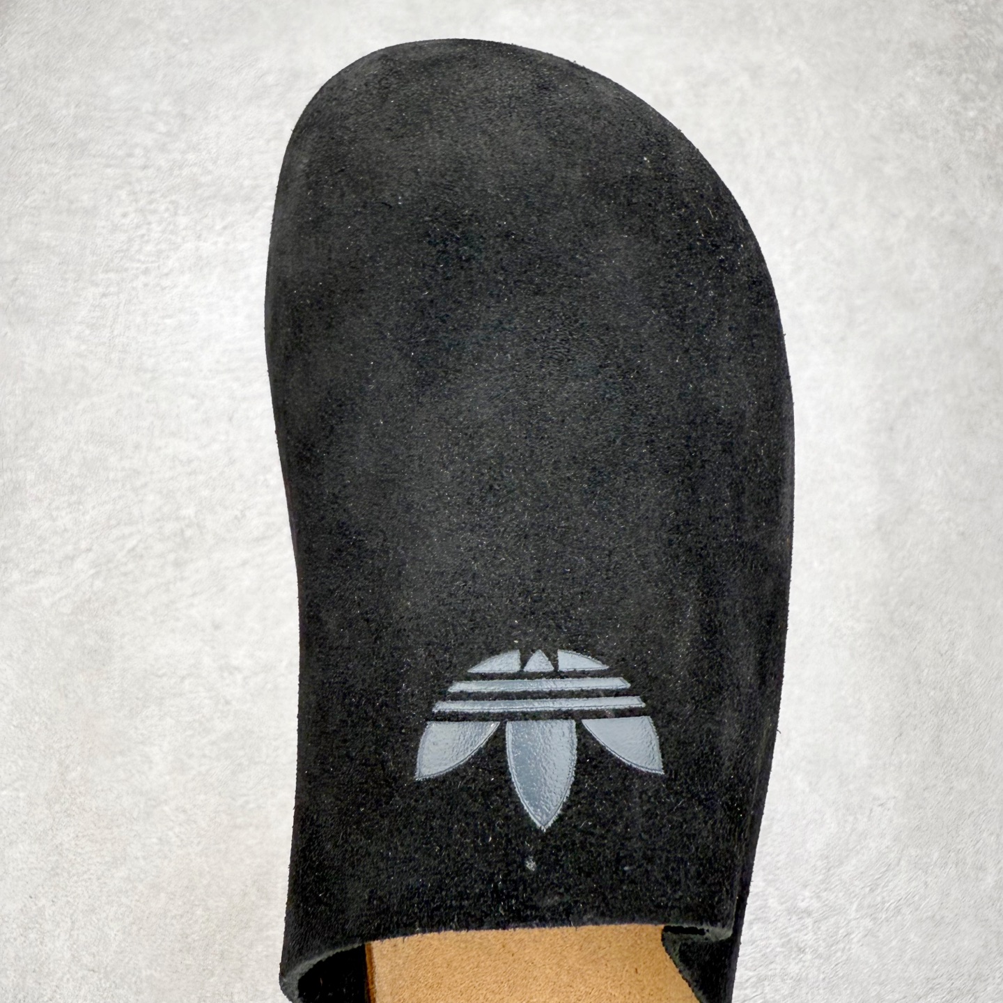 图片[4]-AD Originals Adimule 舒适百搭防磨包头拖鞋 男女同款 实拍调校N版已经零色差零失真 百分百还原实物色彩所见即所得 不存在货不对板色差等低级问题 选购参考实物拍摄 不混卖不参货 只用心做好货严格选品 承诺混一赔十 尺码：36 36.5 37.5 38 38.5 39 40 40.5 41 42 42.5 43 44 44.5 45-选品中心