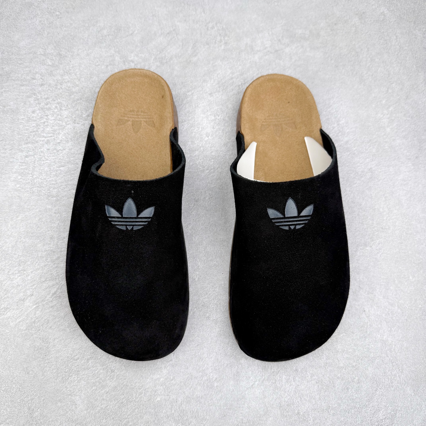 图片[2]-AD Originals Adimule 舒适百搭防磨包头拖鞋 男女同款 实拍调校N版已经零色差零失真 百分百还原实物色彩所见即所得 不存在货不对板色差等低级问题 选购参考实物拍摄 不混卖不参货 只用心做好货严格选品 承诺混一赔十 尺码：36 36.5 37.5 38 38.5 39 40 40.5 41 42 42.5 43 44 44.5 45-选品中心