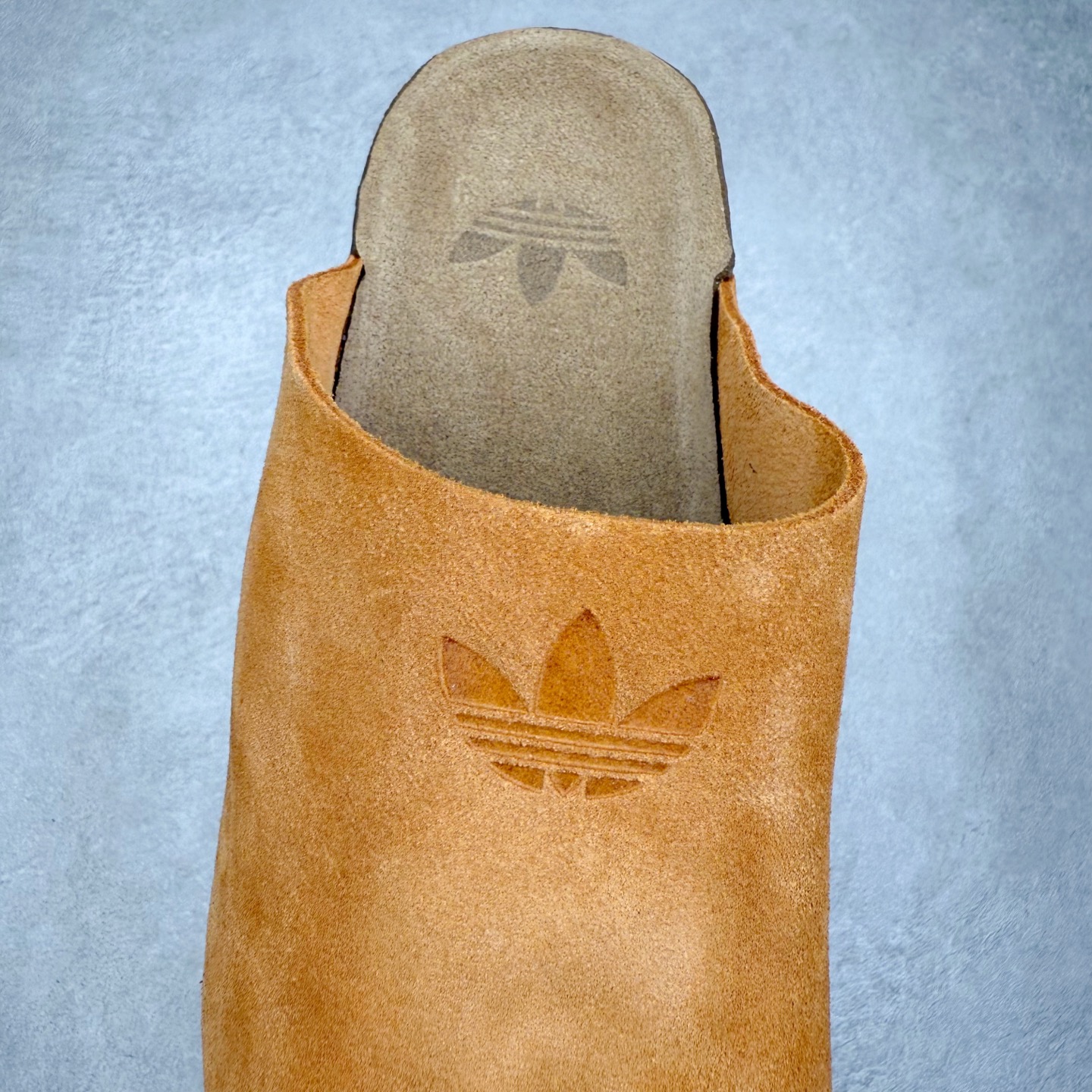 图片[5]-AD Originals Adimule 舒适百搭防磨包头拖鞋 男女同款 实拍调校N版已经零色差零失真 百分百还原实物色彩所见即所得 不存在货不对板色差等低级问题 选购参考实物拍摄 不混卖不参货 只用心做好货严格选品 承诺混一赔十 尺码：36 36.5 37.5 38 38.5 39 40 40.5 41 42 42.5 43 44 44.5 45-选品中心