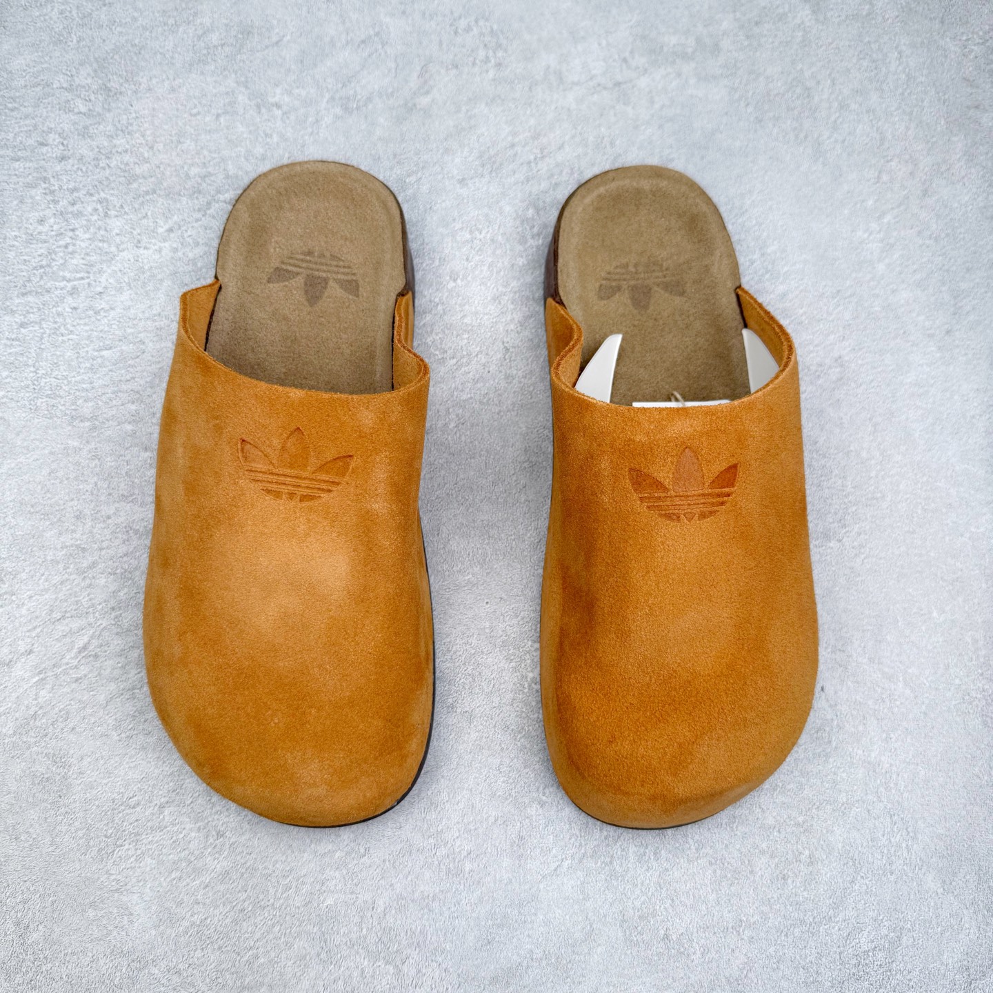 图片[2]-AD Originals Adimule 舒适百搭防磨包头拖鞋 男女同款 实拍调校N版已经零色差零失真 百分百还原实物色彩所见即所得 不存在货不对板色差等低级问题 选购参考实物拍摄 不混卖不参货 只用心做好货严格选品 承诺混一赔十 尺码：36 36.5 37.5 38 38.5 39 40 40.5 41 42 42.5 43 44 44.5 45-选品中心