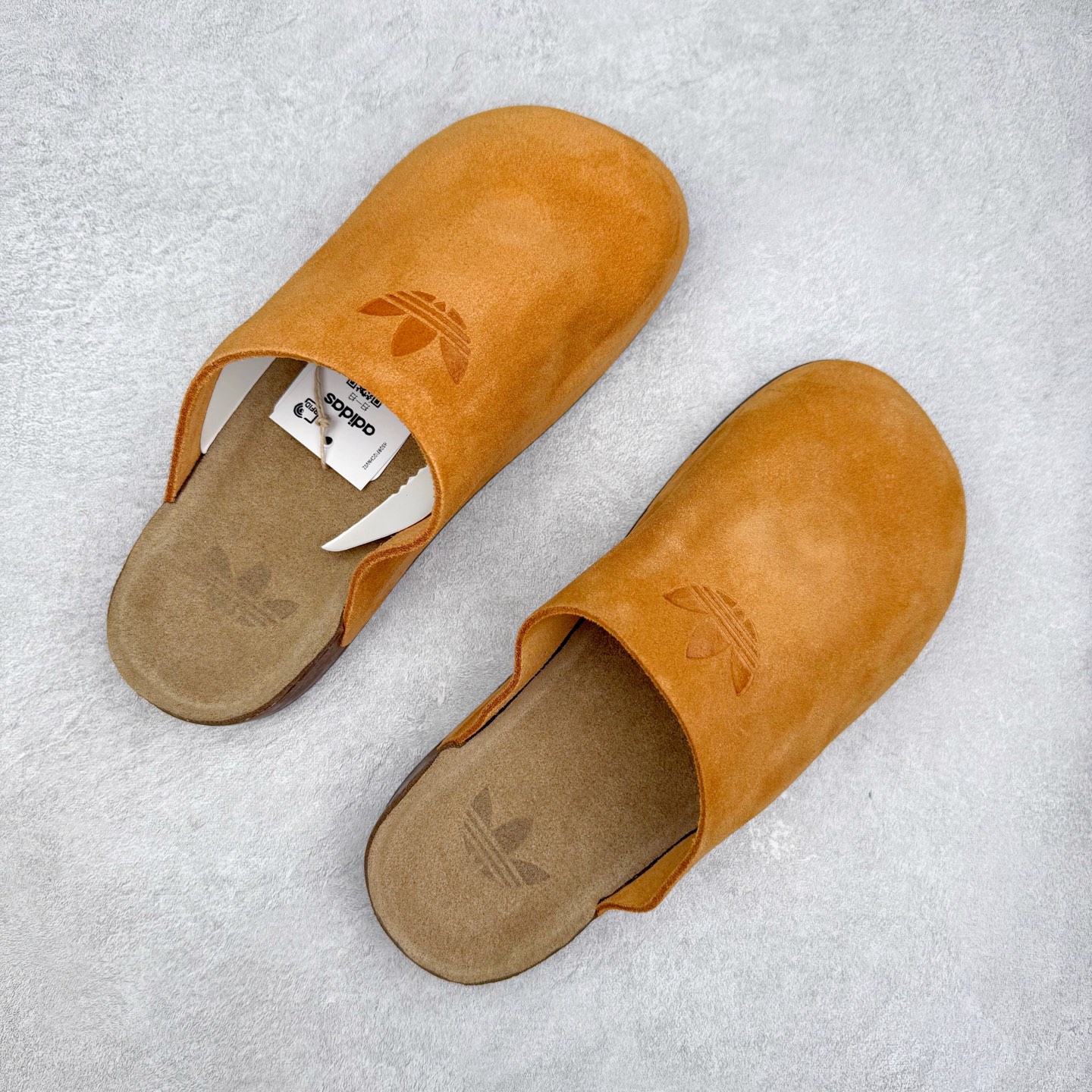 图片[3]-AD Originals Adimule 舒适百搭防磨包头拖鞋 男女同款 实拍调校N版已经零色差零失真 百分百还原实物色彩所见即所得 不存在货不对板色差等低级问题 选购参考实物拍摄 不混卖不参货 只用心做好货严格选品 承诺混一赔十 尺码：36 36.5 37.5 38 38.5 39 40 40.5 41 42 42.5 43 44 44.5 45-选品中心