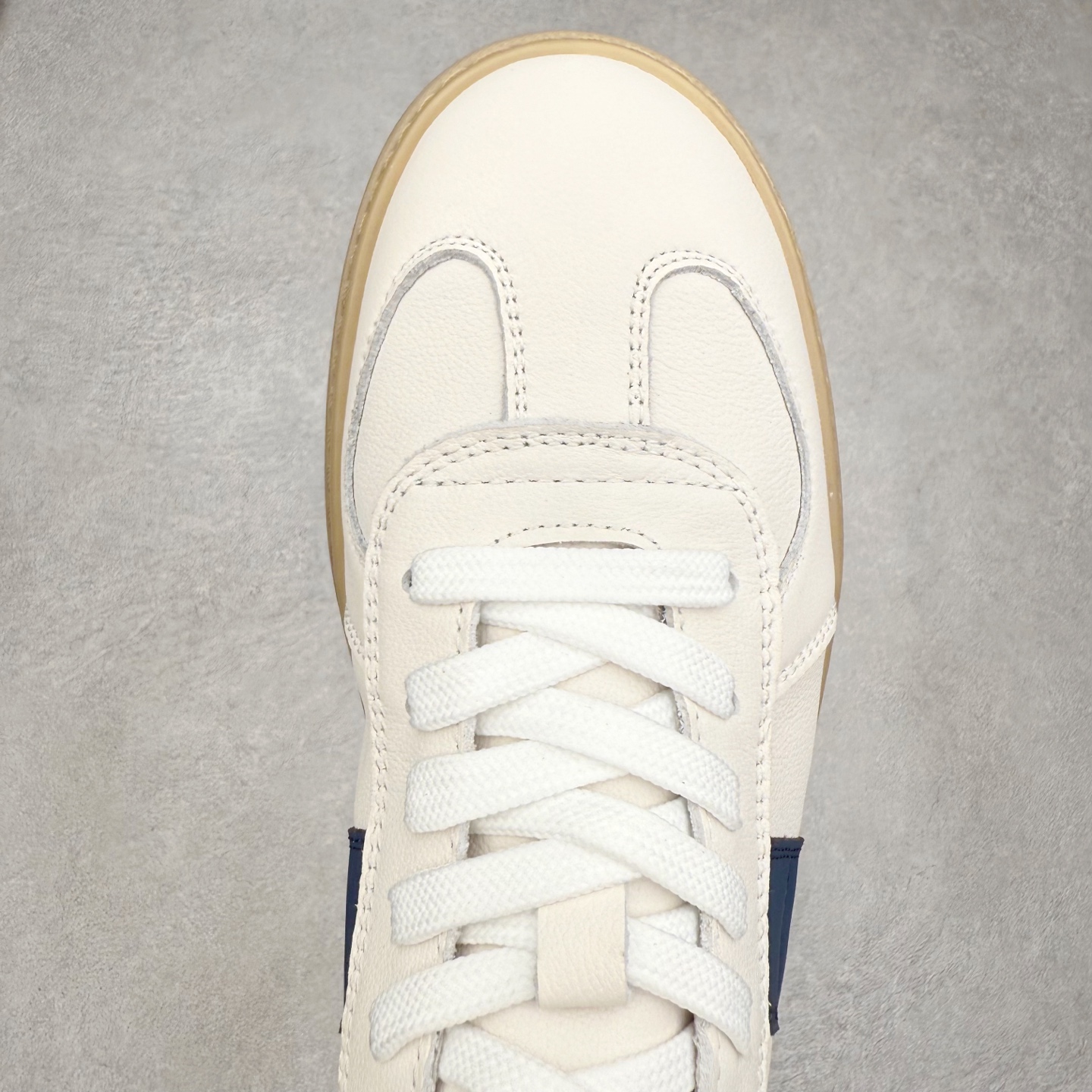 图片[4]-ECCO爱步休闲鞋秋 25年新款时尚德训鞋 经典百搭板鞋 街头球鞋系列 保留板鞋的经典轮廓，同时融入球鞋的流线型线条 打造运动与街头复古的碰撞感 多元色系融和简约风格，松弛诠释街头意趣 轻松打造百变街头造型 经典鞋头设计 将时尚美学与街头文化完美融合 演绎美式复古潮流 邂逅复古时尚 搭载FLUIFORM™直接注塑科技 一体成型贴合脚部，舒适升级 鞋底采用耐磨抓地的橡胶大底 轻松应对日常行走的磨损考验 缤纷色系 玩转街头 尺码：38 39 40 41 42 43 44（皮鞋码）-选品中心