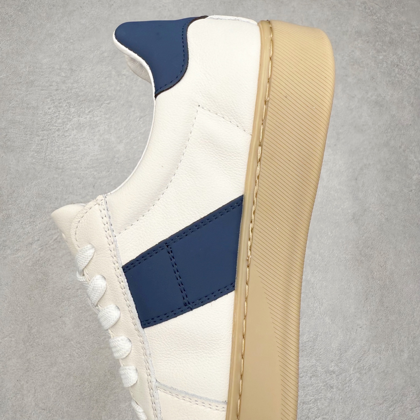 图片[7]-ECCO爱步休闲鞋秋 25年新款时尚德训鞋 经典百搭板鞋 街头球鞋系列 保留板鞋的经典轮廓，同时融入球鞋的流线型线条 打造运动与街头复古的碰撞感 多元色系融和简约风格，松弛诠释街头意趣 轻松打造百变街头造型 经典鞋头设计 将时尚美学与街头文化完美融合 演绎美式复古潮流 邂逅复古时尚 搭载FLUIFORM™直接注塑科技 一体成型贴合脚部，舒适升级 鞋底采用耐磨抓地的橡胶大底 轻松应对日常行走的磨损考验 缤纷色系 玩转街头 尺码：38 39 40 41 42 43 44（皮鞋码）-选品中心