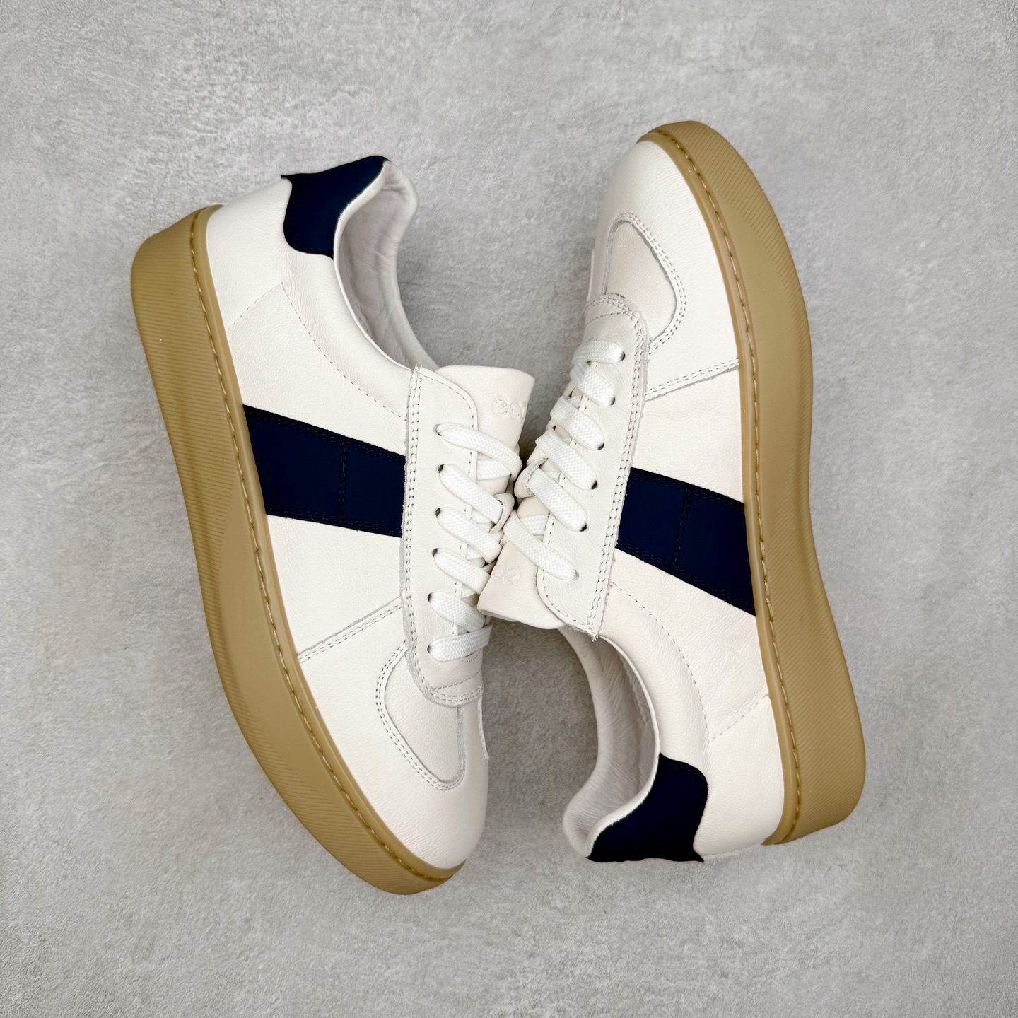 图片[3]-ECCO爱步休闲鞋秋 25年新款时尚德训鞋 经典百搭板鞋 街头球鞋系列 保留板鞋的经典轮廓，同时融入球鞋的流线型线条 打造运动与街头复古的碰撞感 多元色系融和简约风格，松弛诠释街头意趣 轻松打造百变街头造型 经典鞋头设计 将时尚美学与街头文化完美融合 演绎美式复古潮流 邂逅复古时尚 搭载FLUIFORM™直接注塑科技 一体成型贴合脚部，舒适升级 鞋底采用耐磨抓地的橡胶大底 轻松应对日常行走的磨损考验 缤纷色系 玩转街头 尺码：38 39 40 41 42 43 44（皮鞋码）-选品中心