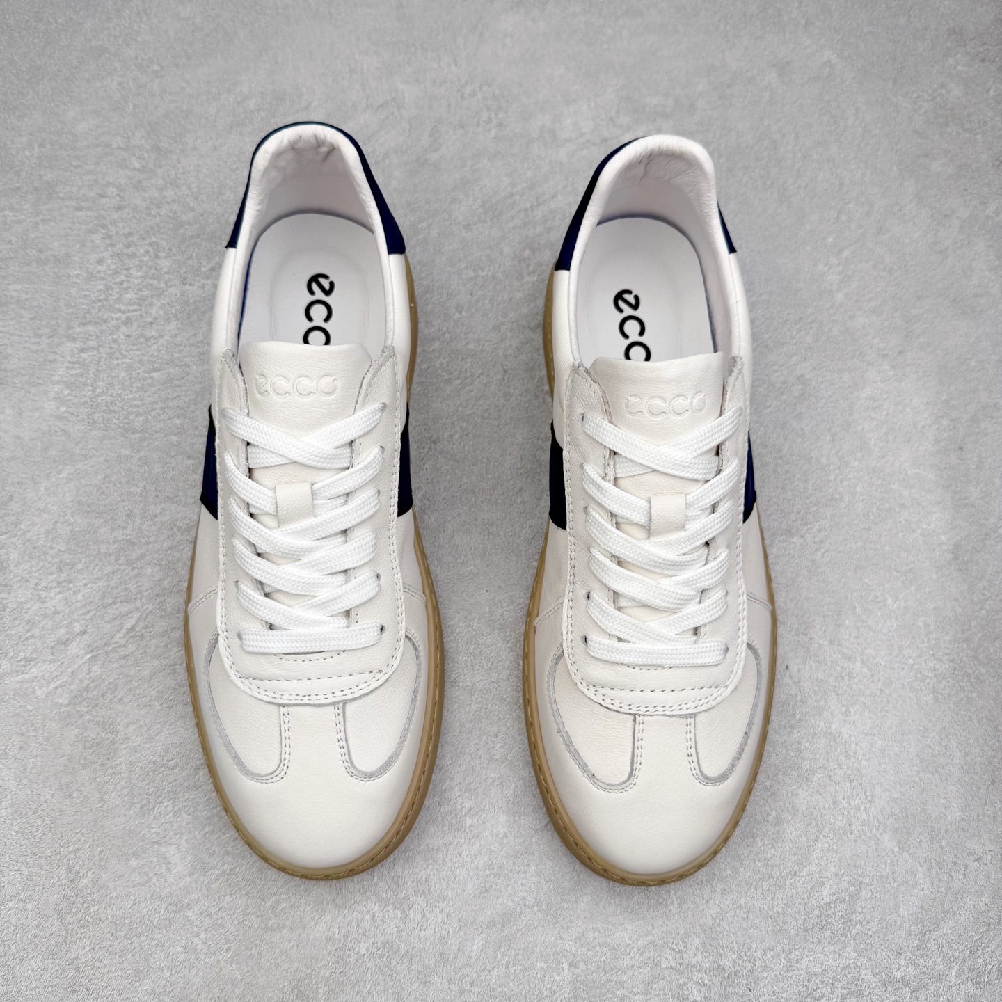 图片[2]-ECCO爱步休闲鞋秋 25年新款时尚德训鞋 经典百搭板鞋 街头球鞋系列 保留板鞋的经典轮廓，同时融入球鞋的流线型线条 打造运动与街头复古的碰撞感 多元色系融和简约风格，松弛诠释街头意趣 轻松打造百变街头造型 经典鞋头设计 将时尚美学与街头文化完美融合 演绎美式复古潮流 邂逅复古时尚 搭载FLUIFORM™直接注塑科技 一体成型贴合脚部，舒适升级 鞋底采用耐磨抓地的橡胶大底 轻松应对日常行走的磨损考验 缤纷色系 玩转街头 尺码：38 39 40 41 42 43 44（皮鞋码）-选品中心