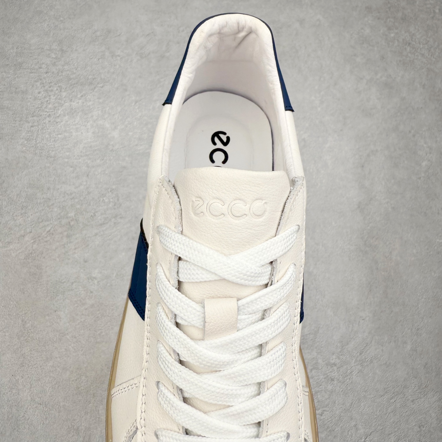 图片[5]-ECCO爱步休闲鞋秋 25年新款时尚德训鞋 经典百搭板鞋 街头球鞋系列 保留板鞋的经典轮廓，同时融入球鞋的流线型线条 打造运动与街头复古的碰撞感 多元色系融和简约风格，松弛诠释街头意趣 轻松打造百变街头造型 经典鞋头设计 将时尚美学与街头文化完美融合 演绎美式复古潮流 邂逅复古时尚 搭载FLUIFORM™直接注塑科技 一体成型贴合脚部，舒适升级 鞋底采用耐磨抓地的橡胶大底 轻松应对日常行走的磨损考验 缤纷色系 玩转街头 尺码：38 39 40 41 42 43 44（皮鞋码）-选品中心