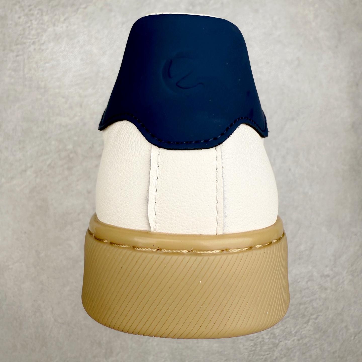 图片[8]-ECCO爱步休闲鞋秋 25年新款时尚德训鞋 经典百搭板鞋 街头球鞋系列 保留板鞋的经典轮廓，同时融入球鞋的流线型线条 打造运动与街头复古的碰撞感 多元色系融和简约风格，松弛诠释街头意趣 轻松打造百变街头造型 经典鞋头设计 将时尚美学与街头文化完美融合 演绎美式复古潮流 邂逅复古时尚 搭载FLUIFORM™直接注塑科技 一体成型贴合脚部，舒适升级 鞋底采用耐磨抓地的橡胶大底 轻松应对日常行走的磨损考验 缤纷色系 玩转街头 尺码：38 39 40 41 42 43 44（皮鞋码）-选品中心