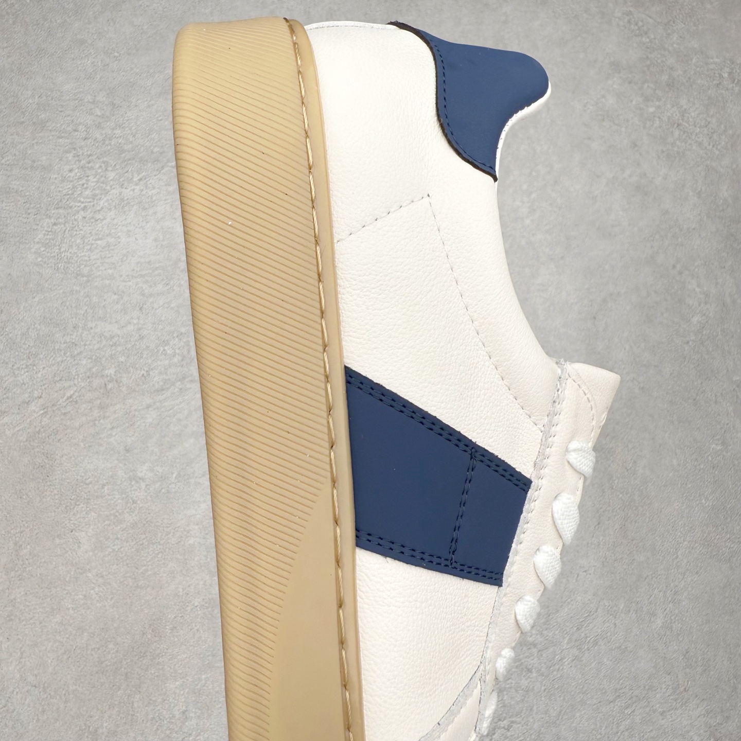 图片[6]-ECCO爱步休闲鞋秋 25年新款时尚德训鞋 经典百搭板鞋 街头球鞋系列 保留板鞋的经典轮廓，同时融入球鞋的流线型线条 打造运动与街头复古的碰撞感 多元色系融和简约风格，松弛诠释街头意趣 轻松打造百变街头造型 经典鞋头设计 将时尚美学与街头文化完美融合 演绎美式复古潮流 邂逅复古时尚 搭载FLUIFORM™直接注塑科技 一体成型贴合脚部，舒适升级 鞋底采用耐磨抓地的橡胶大底 轻松应对日常行走的磨损考验 缤纷色系 玩转街头 尺码：38 39 40 41 42 43 44（皮鞋码）-选品中心