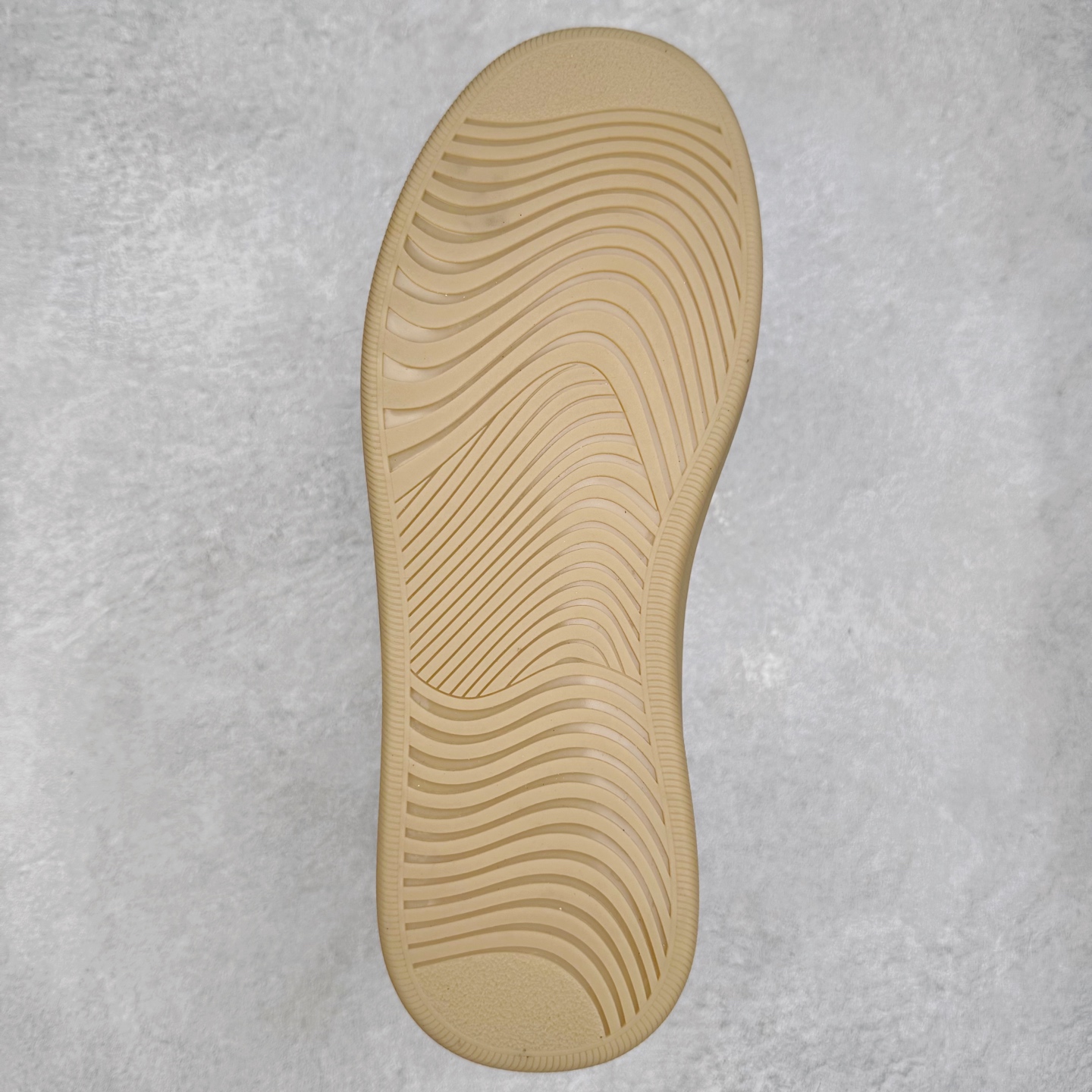 图片[9]-ECCO爱步休闲鞋秋 25年新款时尚德训鞋 经典百搭板鞋 街头球鞋系列 保留板鞋的经典轮廓，同时融入球鞋的流线型线条 打造运动与街头复古的碰撞感 多元色系融和简约风格，松弛诠释街头意趣 轻松打造百变街头造型 经典鞋头设计 将时尚美学与街头文化完美融合 演绎美式复古潮流 邂逅复古时尚 搭载FLUIFORM™直接注塑科技 一体成型贴合脚部，舒适升级 鞋底采用耐磨抓地的橡胶大底 轻松应对日常行走的磨损考验 缤纷色系 玩转街头 尺码：38 39 40 41 42 43 44（皮鞋码）-选品中心