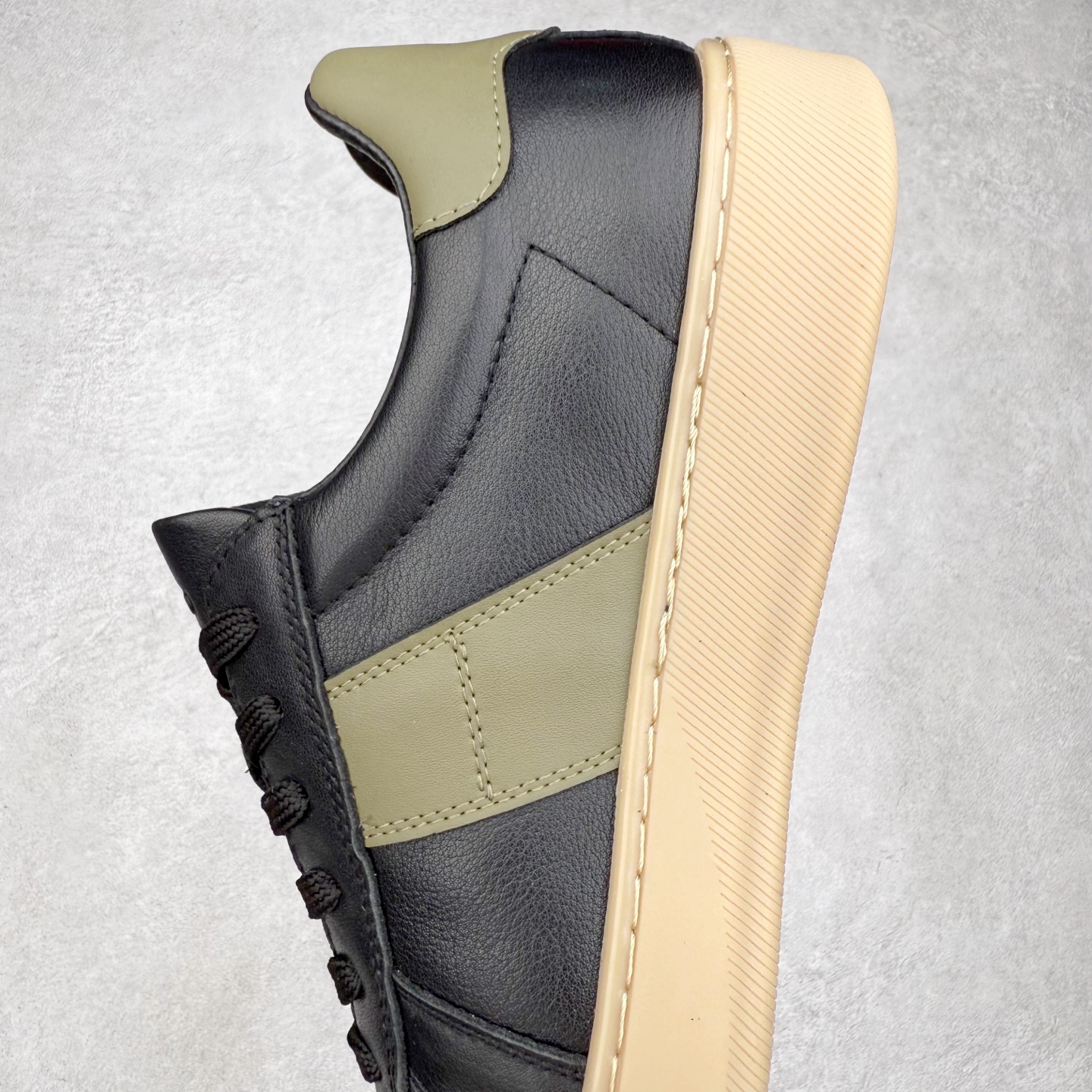 图片[7]-ECCO爱步休闲鞋秋 25年新款时尚德训鞋 经典百搭板鞋 街头球鞋系列 保留板鞋的经典轮廓，同时融入球鞋的流线型线条 打造运动与街头复古的碰撞感 多元色系融和简约风格，松弛诠释街头意趣 轻松打造百变街头造型 经典鞋头设计 将时尚美学与街头文化完美融合 演绎美式复古潮流 邂逅复古时尚 搭载FLUIFORM™直接注塑科技 一体成型贴合脚部，舒适升级 鞋底采用耐磨抓地的橡胶大底 轻松应对日常行走的磨损考验 缤纷色系 玩转街头 尺码：38 39 40 41 42 43 44（皮鞋码）-选品中心