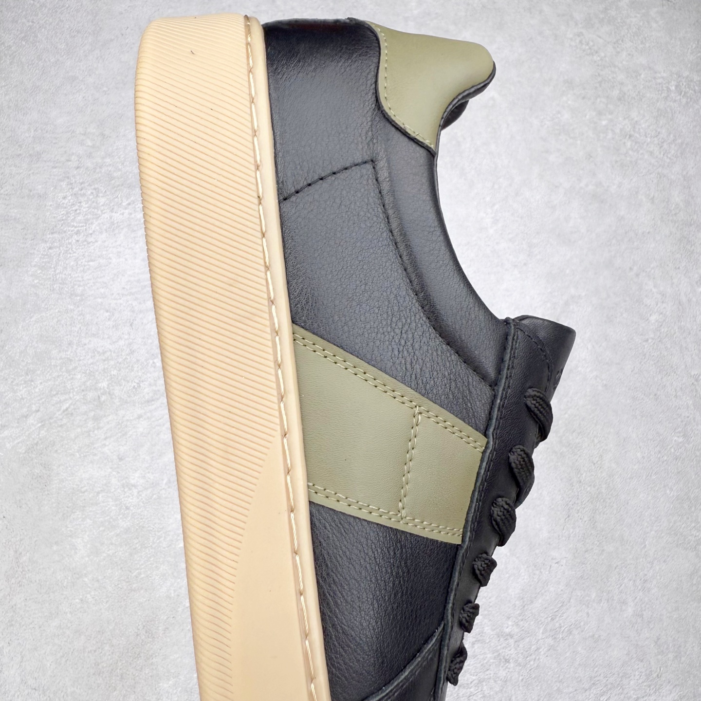 图片[6]-ECCO爱步休闲鞋秋 25年新款时尚德训鞋 经典百搭板鞋 街头球鞋系列 保留板鞋的经典轮廓，同时融入球鞋的流线型线条 打造运动与街头复古的碰撞感 多元色系融和简约风格，松弛诠释街头意趣 轻松打造百变街头造型 经典鞋头设计 将时尚美学与街头文化完美融合 演绎美式复古潮流 邂逅复古时尚 搭载FLUIFORM™直接注塑科技 一体成型贴合脚部，舒适升级 鞋底采用耐磨抓地的橡胶大底 轻松应对日常行走的磨损考验 缤纷色系 玩转街头 尺码：38 39 40 41 42 43 44（皮鞋码）-选品中心