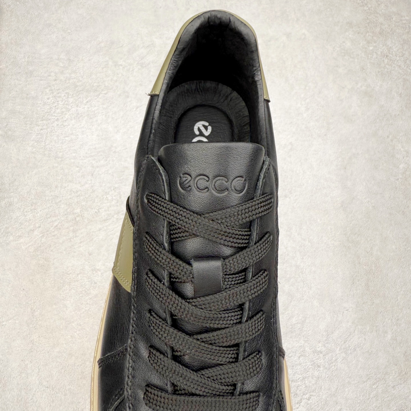 图片[5]-ECCO爱步休闲鞋秋 25年新款时尚德训鞋 经典百搭板鞋 街头球鞋系列 保留板鞋的经典轮廓，同时融入球鞋的流线型线条 打造运动与街头复古的碰撞感 多元色系融和简约风格，松弛诠释街头意趣 轻松打造百变街头造型 经典鞋头设计 将时尚美学与街头文化完美融合 演绎美式复古潮流 邂逅复古时尚 搭载FLUIFORM™直接注塑科技 一体成型贴合脚部，舒适升级 鞋底采用耐磨抓地的橡胶大底 轻松应对日常行走的磨损考验 缤纷色系 玩转街头 尺码：38 39 40 41 42 43 44（皮鞋码）-选品中心