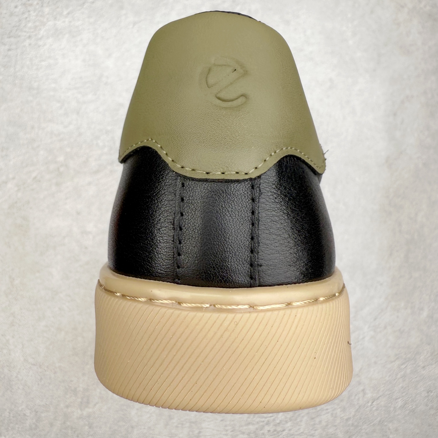 图片[8]-ECCO爱步休闲鞋秋 25年新款时尚德训鞋 经典百搭板鞋 街头球鞋系列 保留板鞋的经典轮廓，同时融入球鞋的流线型线条 打造运动与街头复古的碰撞感 多元色系融和简约风格，松弛诠释街头意趣 轻松打造百变街头造型 经典鞋头设计 将时尚美学与街头文化完美融合 演绎美式复古潮流 邂逅复古时尚 搭载FLUIFORM™直接注塑科技 一体成型贴合脚部，舒适升级 鞋底采用耐磨抓地的橡胶大底 轻松应对日常行走的磨损考验 缤纷色系 玩转街头 尺码：38 39 40 41 42 43 44（皮鞋码）-选品中心