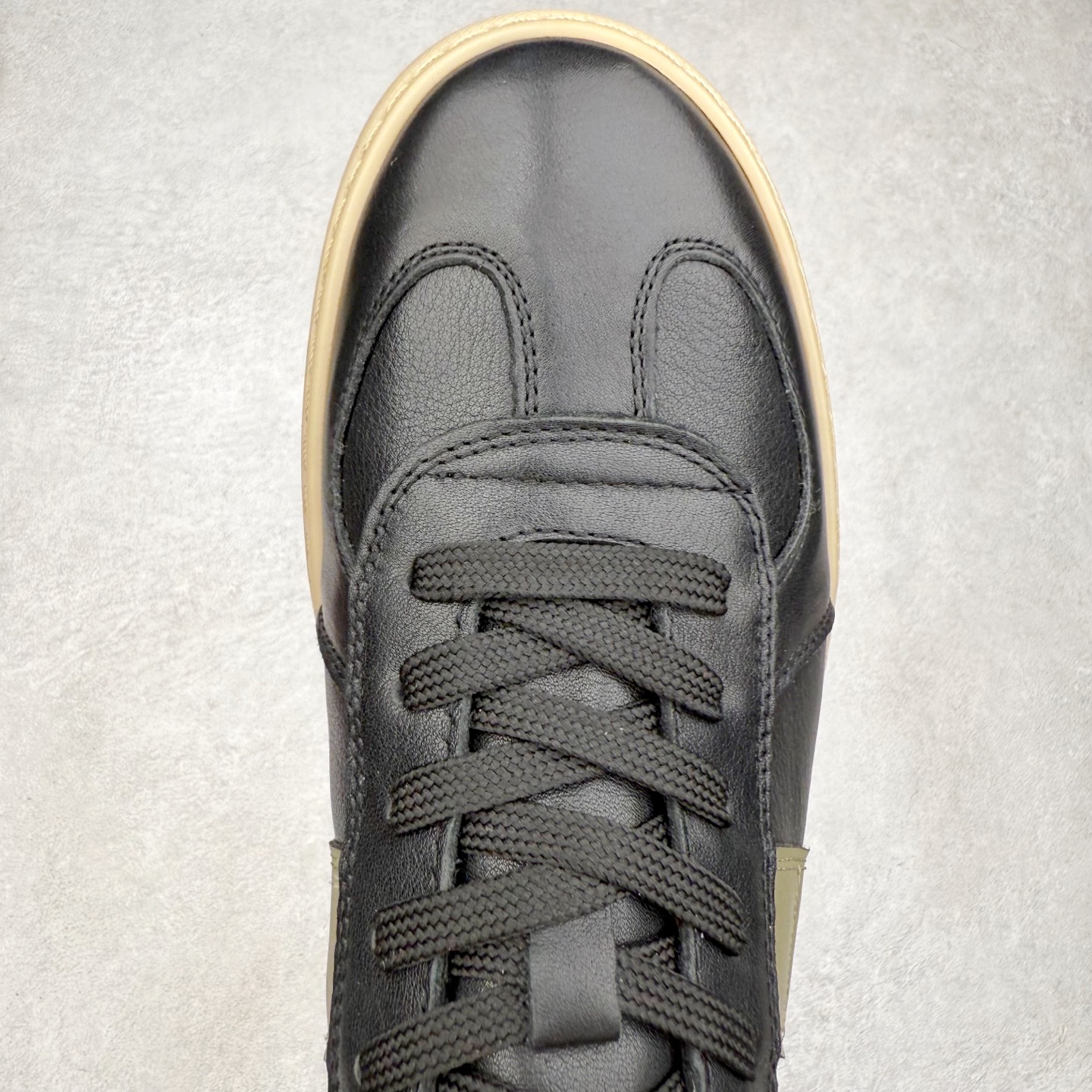 图片[4]-ECCO爱步休闲鞋秋 25年新款时尚德训鞋 经典百搭板鞋 街头球鞋系列 保留板鞋的经典轮廓，同时融入球鞋的流线型线条 打造运动与街头复古的碰撞感 多元色系融和简约风格，松弛诠释街头意趣 轻松打造百变街头造型 经典鞋头设计 将时尚美学与街头文化完美融合 演绎美式复古潮流 邂逅复古时尚 搭载FLUIFORM™直接注塑科技 一体成型贴合脚部，舒适升级 鞋底采用耐磨抓地的橡胶大底 轻松应对日常行走的磨损考验 缤纷色系 玩转街头 尺码：38 39 40 41 42 43 44（皮鞋码）-选品中心