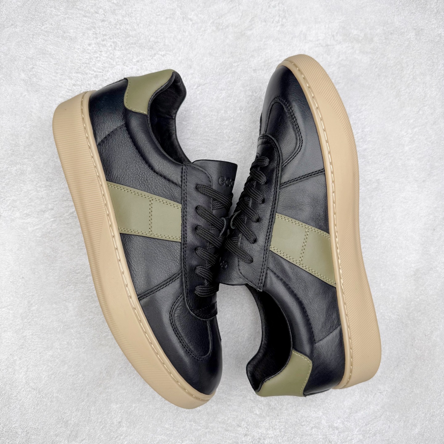 图片[3]-ECCO爱步休闲鞋秋 25年新款时尚德训鞋 经典百搭板鞋 街头球鞋系列 保留板鞋的经典轮廓，同时融入球鞋的流线型线条 打造运动与街头复古的碰撞感 多元色系融和简约风格，松弛诠释街头意趣 轻松打造百变街头造型 经典鞋头设计 将时尚美学与街头文化完美融合 演绎美式复古潮流 邂逅复古时尚 搭载FLUIFORM™直接注塑科技 一体成型贴合脚部，舒适升级 鞋底采用耐磨抓地的橡胶大底 轻松应对日常行走的磨损考验 缤纷色系 玩转街头 尺码：38 39 40 41 42 43 44（皮鞋码）-选品中心