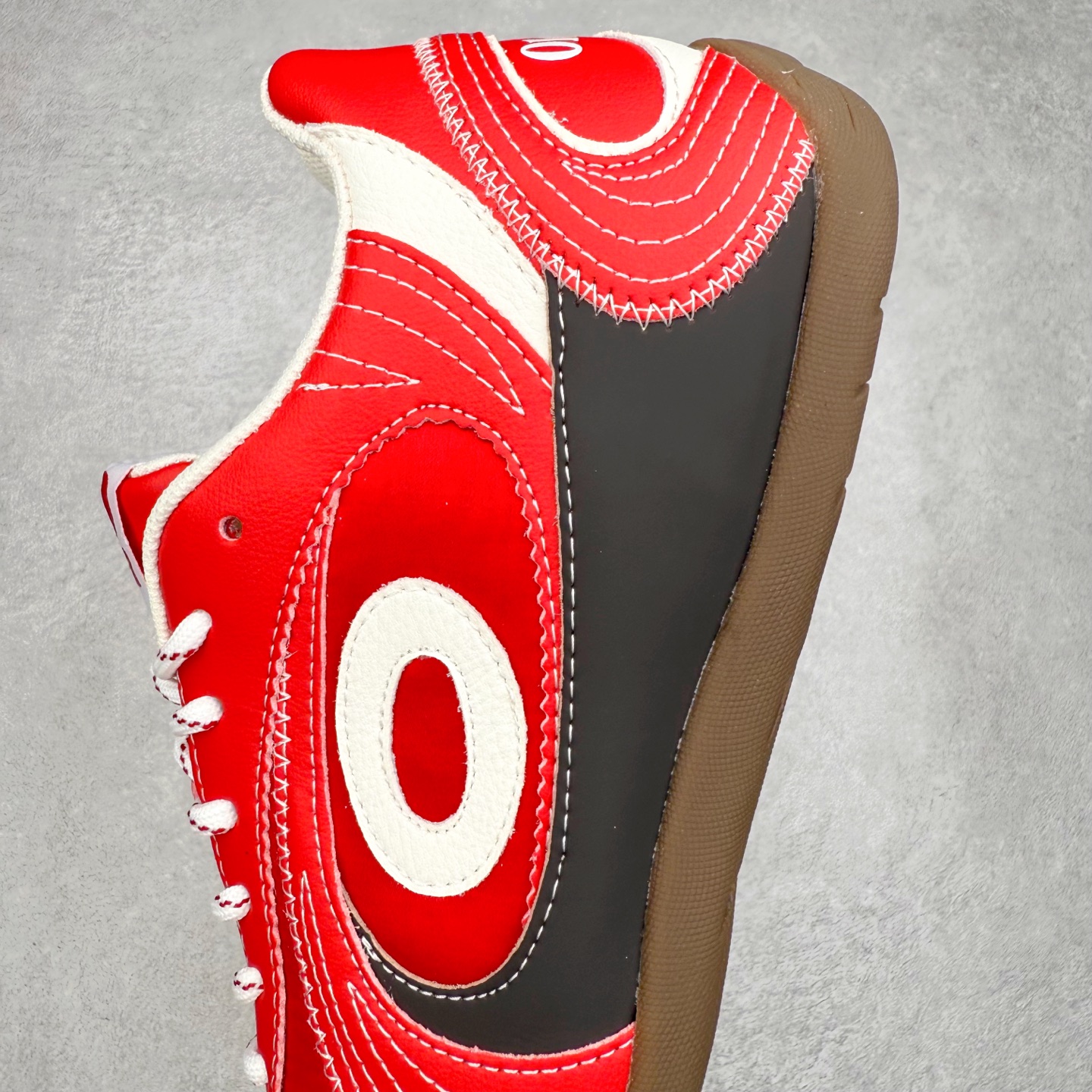 图片[7]-OLD ORDER Turbo-Lite芭蕾复古百搭德训鞋日常 防滑透气 低帮 生活休闲鞋 男女同款 OLD ORDER成立于2019年，其品牌含义为“|日秩序”——源于我们对现在过于整齐有序的环境秩序，每个人都循规蹈矩地活着产生的一种自我反省。品牌缩写为OO，即 ∞，意味着思想，格局，眼界的无穷大，足以让我们跳出现有的条条框框，将过于整齐有序的上世纪文化与未来趋势重组，让日时秩序下的自由在衣物上得以体现。而绝妙的改制手法，更是强调着我们对“抛开社会所加给人的包裹，还原本真自我”的美好追求，朋克运动和嬉皮士精神也在这个探索的过程中，与成衣设计融合为一体。实拍调校N版已经零色差零失真 百分百还原实物色彩所见即所得 不存在货不对板色差等低级问题 选购参考实物拍摄 不混卖不参货 只用心做好货严格选品 承诺混一赔十 尺码：36 36.5 37.5 38 38.5 39 40 40.5 41 42 42.5 43 44 44.5 45-选品中心