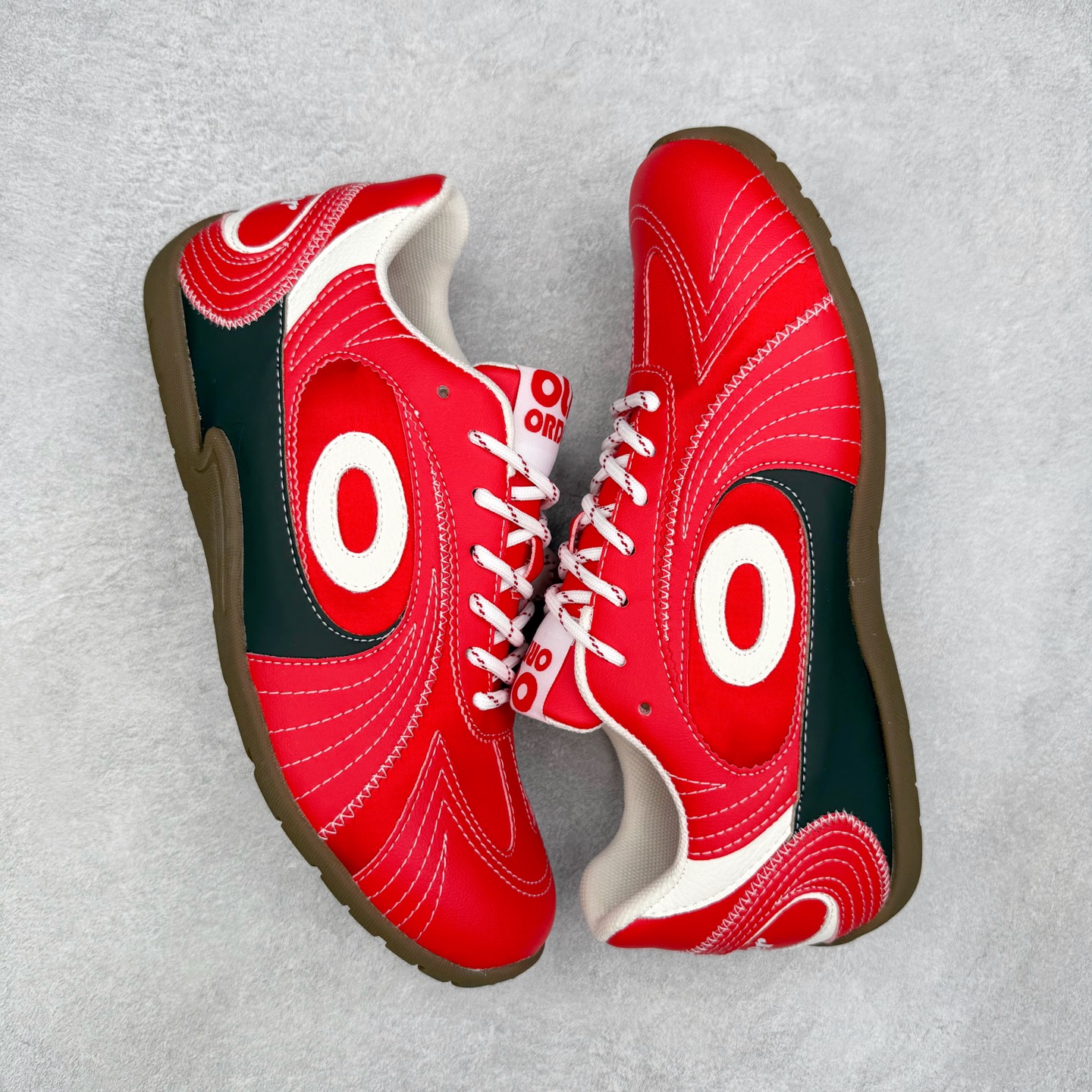 图片[3]-OLD ORDER Turbo-Lite芭蕾复古百搭德训鞋日常 防滑透气 低帮 生活休闲鞋 男女同款 OLD ORDER成立于2019年，其品牌含义为“|日秩序”——源于我们对现在过于整齐有序的环境秩序，每个人都循规蹈矩地活着产生的一种自我反省。品牌缩写为OO，即 ∞，意味着思想，格局，眼界的无穷大，足以让我们跳出现有的条条框框，将过于整齐有序的上世纪文化与未来趋势重组，让日时秩序下的自由在衣物上得以体现。而绝妙的改制手法，更是强调着我们对“抛开社会所加给人的包裹，还原本真自我”的美好追求，朋克运动和嬉皮士精神也在这个探索的过程中，与成衣设计融合为一体。实拍调校N版已经零色差零失真 百分百还原实物色彩所见即所得 不存在货不对板色差等低级问题 选购参考实物拍摄 不混卖不参货 只用心做好货严格选品 承诺混一赔十 尺码：36 36.5 37.5 38 38.5 39 40 40.5 41 42 42.5 43 44 44.5 45-选品中心