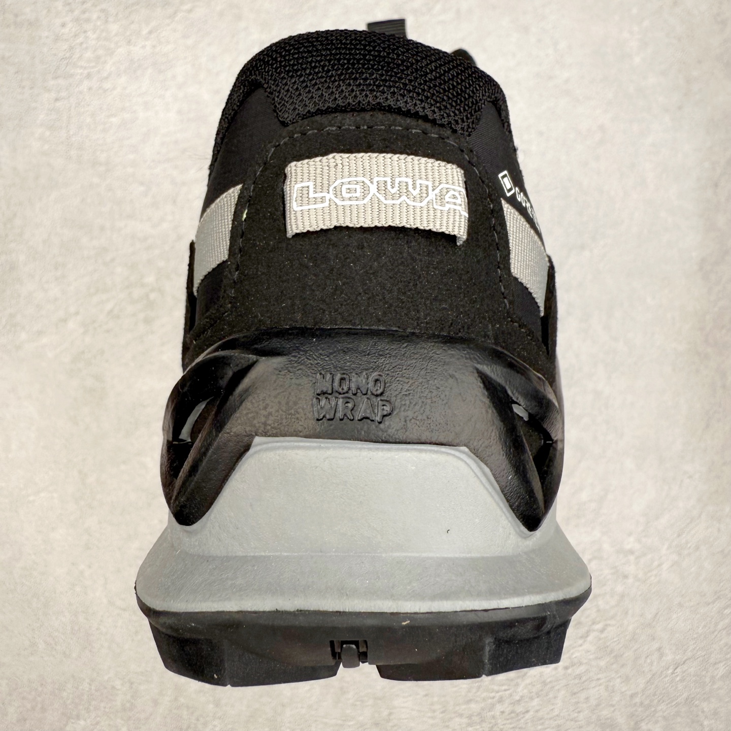 图片[8]-Lowa 漫游者2.0 舒适运动 减震防滑耐磨防水透气支撑轻便 低帮 户外功能鞋 1923年，LOWA诞生于德国南部巴伐利亚州的Jetzendorf一位名叫Johann Wagner的鞋匠手中。这位老鞋匠只在白天工作，晚上就陶醉在创作音乐的欢乐中。因而老鞋匠每天只能做几双鞋，但是每一双都质量上乘，不久这些鞋就闻名了德国，成为了最初的LOWA鞋。15年后，老鞋匠的儿子子承父业，并建立起了LOWA如今全球闻名、户外鞋领袖的地位。虽然历经90年，但当初老鞋匠精湛的制鞋工艺一直得以传承，纯手工的真诚与严谨也成为了LOWA秉承至今优良制鞋精神。实拍调校N版已经零色差零失真 百分百还原实物色彩所见即所得 不存在货不对板色差等低级问题 选购参考实物拍摄 不混卖不参货 只用心做好货严格选品 承诺混一赔十 尺码：36 36.5 37.5 38 38.5 39 40 40.5 41 42 42.5 43 44 44.5 45-选品中心