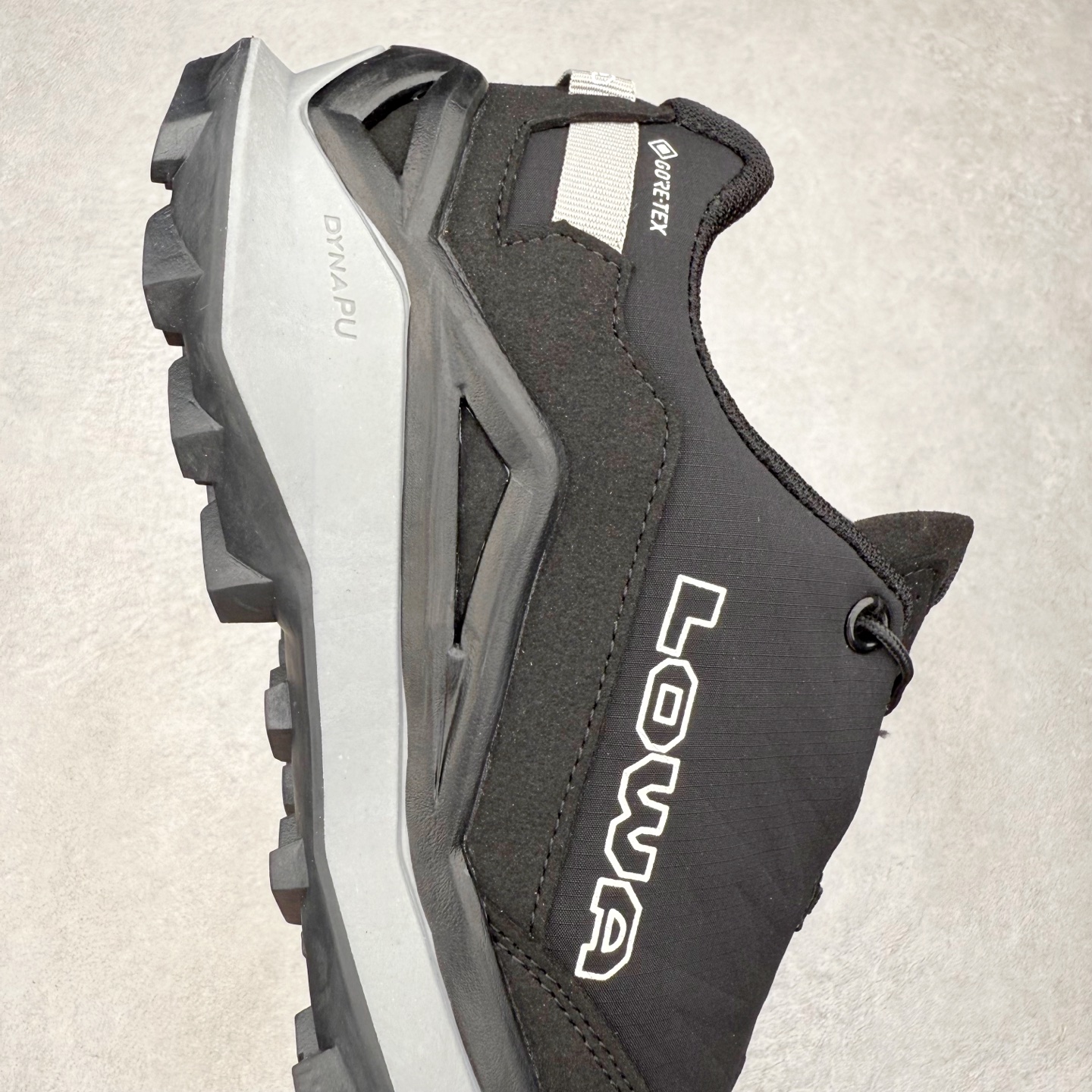 图片[6]-Lowa 漫游者2.0 舒适运动 减震防滑耐磨防水透气支撑轻便 低帮 户外功能鞋 1923年，LOWA诞生于德国南部巴伐利亚州的Jetzendorf一位名叫Johann Wagner的鞋匠手中。这位老鞋匠只在白天工作，晚上就陶醉在创作音乐的欢乐中。因而老鞋匠每天只能做几双鞋，但是每一双都质量上乘，不久这些鞋就闻名了德国，成为了最初的LOWA鞋。15年后，老鞋匠的儿子子承父业，并建立起了LOWA如今全球闻名、户外鞋领袖的地位。虽然历经90年，但当初老鞋匠精湛的制鞋工艺一直得以传承，纯手工的真诚与严谨也成为了LOWA秉承至今优良制鞋精神。实拍调校N版已经零色差零失真 百分百还原实物色彩所见即所得 不存在货不对板色差等低级问题 选购参考实物拍摄 不混卖不参货 只用心做好货严格选品 承诺混一赔十 尺码：36 36.5 37.5 38 38.5 39 40 40.5 41 42 42.5 43 44 44.5 45-选品中心