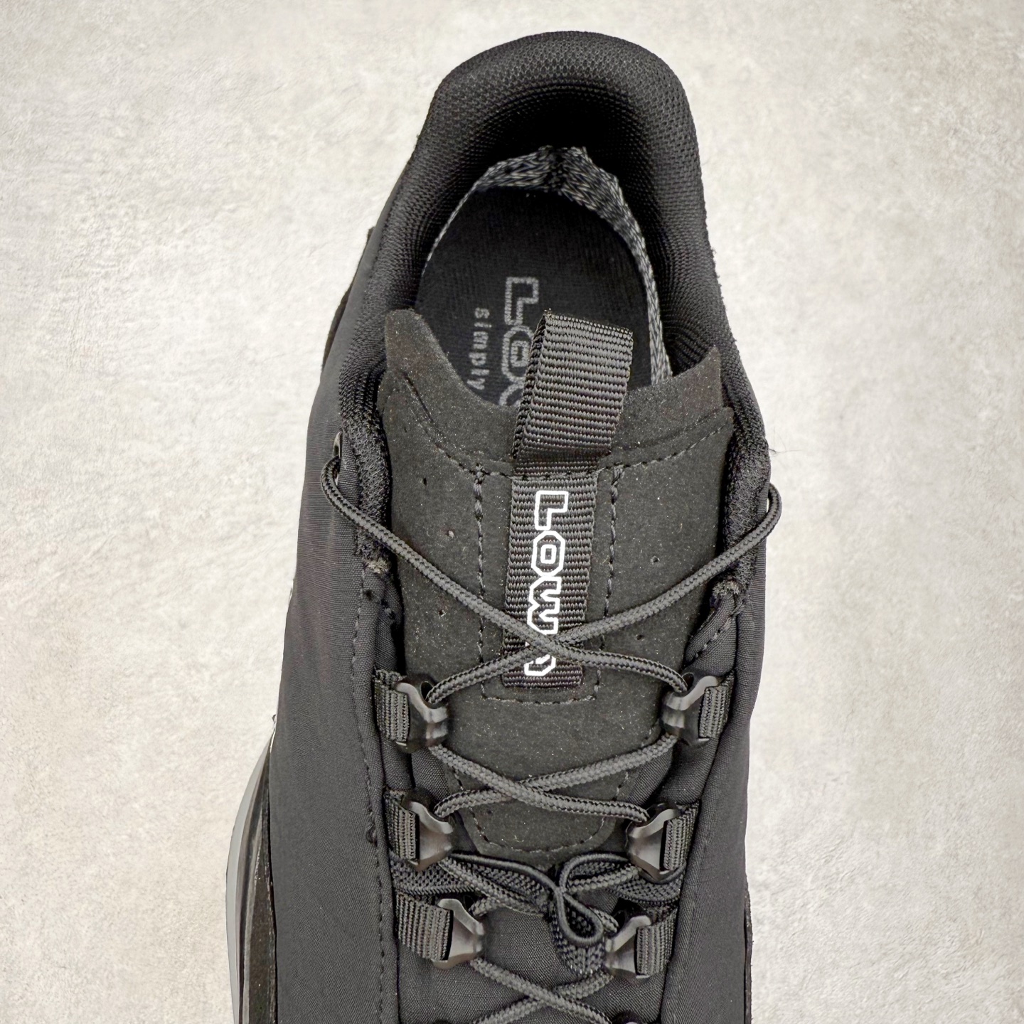 图片[5]-Lowa 漫游者2.0 舒适运动 减震防滑耐磨防水透气支撑轻便 低帮 户外功能鞋 1923年，LOWA诞生于德国南部巴伐利亚州的Jetzendorf一位名叫Johann Wagner的鞋匠手中。这位老鞋匠只在白天工作，晚上就陶醉在创作音乐的欢乐中。因而老鞋匠每天只能做几双鞋，但是每一双都质量上乘，不久这些鞋就闻名了德国，成为了最初的LOWA鞋。15年后，老鞋匠的儿子子承父业，并建立起了LOWA如今全球闻名、户外鞋领袖的地位。虽然历经90年，但当初老鞋匠精湛的制鞋工艺一直得以传承，纯手工的真诚与严谨也成为了LOWA秉承至今优良制鞋精神。实拍调校N版已经零色差零失真 百分百还原实物色彩所见即所得 不存在货不对板色差等低级问题 选购参考实物拍摄 不混卖不参货 只用心做好货严格选品 承诺混一赔十 尺码：36 36.5 37.5 38 38.5 39 40 40.5 41 42 42.5 43 44 44.5 45-选品中心