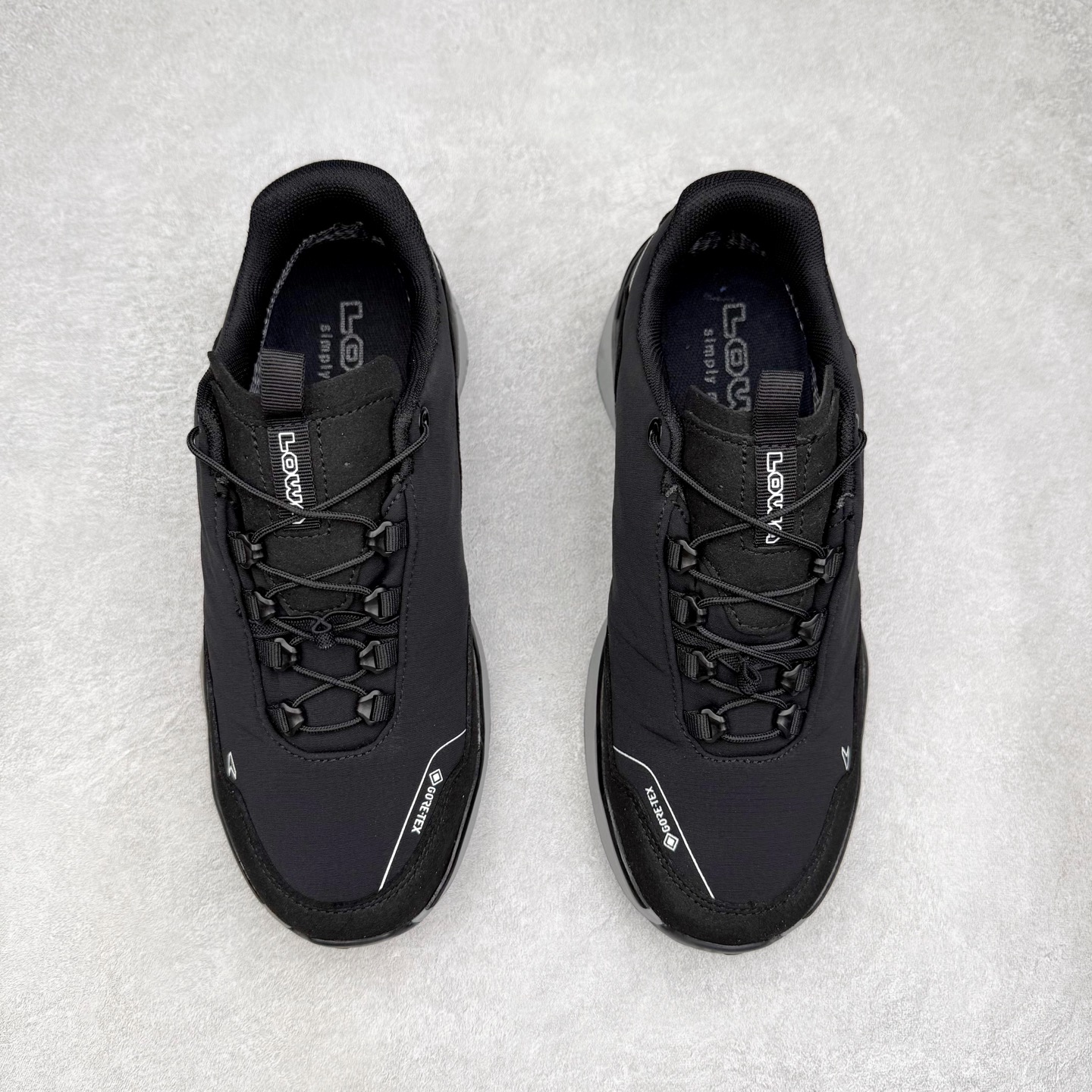 图片[2]-Lowa 漫游者2.0 舒适运动 减震防滑耐磨防水透气支撑轻便 低帮 户外功能鞋 1923年，LOWA诞生于德国南部巴伐利亚州的Jetzendorf一位名叫Johann Wagner的鞋匠手中。这位老鞋匠只在白天工作，晚上就陶醉在创作音乐的欢乐中。因而老鞋匠每天只能做几双鞋，但是每一双都质量上乘，不久这些鞋就闻名了德国，成为了最初的LOWA鞋。15年后，老鞋匠的儿子子承父业，并建立起了LOWA如今全球闻名、户外鞋领袖的地位。虽然历经90年，但当初老鞋匠精湛的制鞋工艺一直得以传承，纯手工的真诚与严谨也成为了LOWA秉承至今优良制鞋精神。实拍调校N版已经零色差零失真 百分百还原实物色彩所见即所得 不存在货不对板色差等低级问题 选购参考实物拍摄 不混卖不参货 只用心做好货严格选品 承诺混一赔十 尺码：36 36.5 37.5 38 38.5 39 40 40.5 41 42 42.5 43 44 44.5 45-选品中心