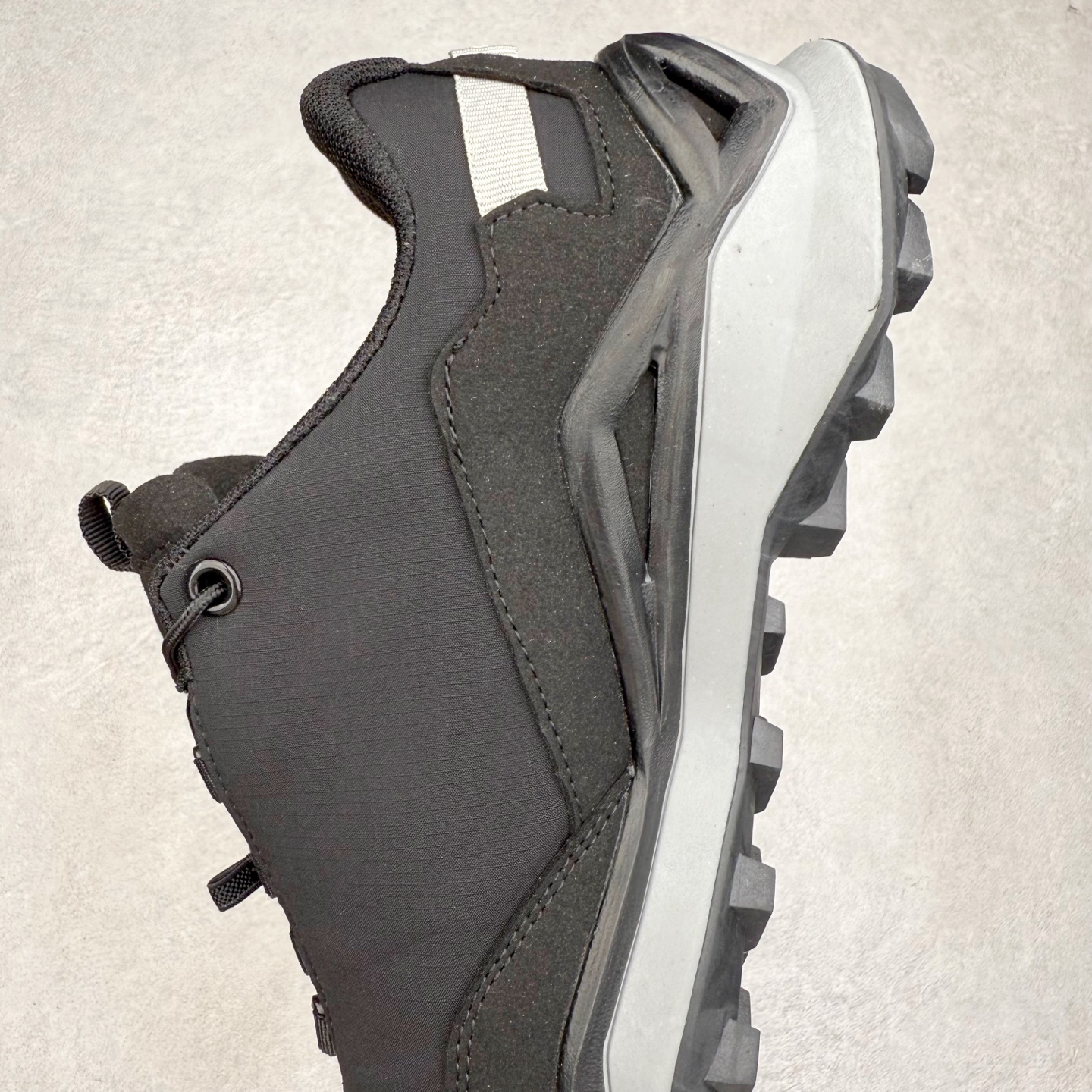 图片[7]-Lowa 漫游者2.0 舒适运动 减震防滑耐磨防水透气支撑轻便 低帮 户外功能鞋 1923年，LOWA诞生于德国南部巴伐利亚州的Jetzendorf一位名叫Johann Wagner的鞋匠手中。这位老鞋匠只在白天工作，晚上就陶醉在创作音乐的欢乐中。因而老鞋匠每天只能做几双鞋，但是每一双都质量上乘，不久这些鞋就闻名了德国，成为了最初的LOWA鞋。15年后，老鞋匠的儿子子承父业，并建立起了LOWA如今全球闻名、户外鞋领袖的地位。虽然历经90年，但当初老鞋匠精湛的制鞋工艺一直得以传承，纯手工的真诚与严谨也成为了LOWA秉承至今优良制鞋精神。实拍调校N版已经零色差零失真 百分百还原实物色彩所见即所得 不存在货不对板色差等低级问题 选购参考实物拍摄 不混卖不参货 只用心做好货严格选品 承诺混一赔十 尺码：36 36.5 37.5 38 38.5 39 40 40.5 41 42 42.5 43 44 44.5 45-选品中心