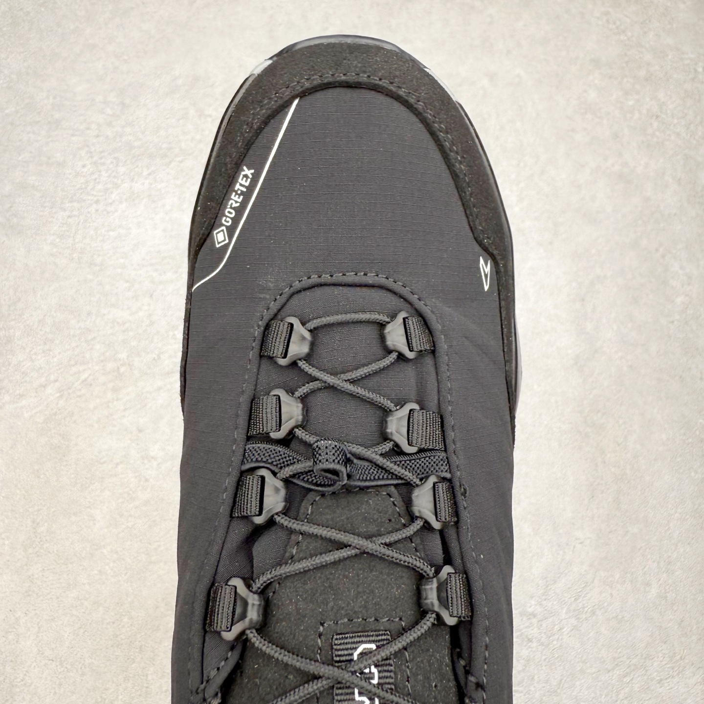 图片[4]-Lowa 漫游者2.0 舒适运动 减震防滑耐磨防水透气支撑轻便 低帮 户外功能鞋 1923年，LOWA诞生于德国南部巴伐利亚州的Jetzendorf一位名叫Johann Wagner的鞋匠手中。这位老鞋匠只在白天工作，晚上就陶醉在创作音乐的欢乐中。因而老鞋匠每天只能做几双鞋，但是每一双都质量上乘，不久这些鞋就闻名了德国，成为了最初的LOWA鞋。15年后，老鞋匠的儿子子承父业，并建立起了LOWA如今全球闻名、户外鞋领袖的地位。虽然历经90年，但当初老鞋匠精湛的制鞋工艺一直得以传承，纯手工的真诚与严谨也成为了LOWA秉承至今优良制鞋精神。实拍调校N版已经零色差零失真 百分百还原实物色彩所见即所得 不存在货不对板色差等低级问题 选购参考实物拍摄 不混卖不参货 只用心做好货严格选品 承诺混一赔十 尺码：36 36.5 37.5 38 38.5 39 40 40.5 41 42 42.5 43 44 44.5 45-选品中心