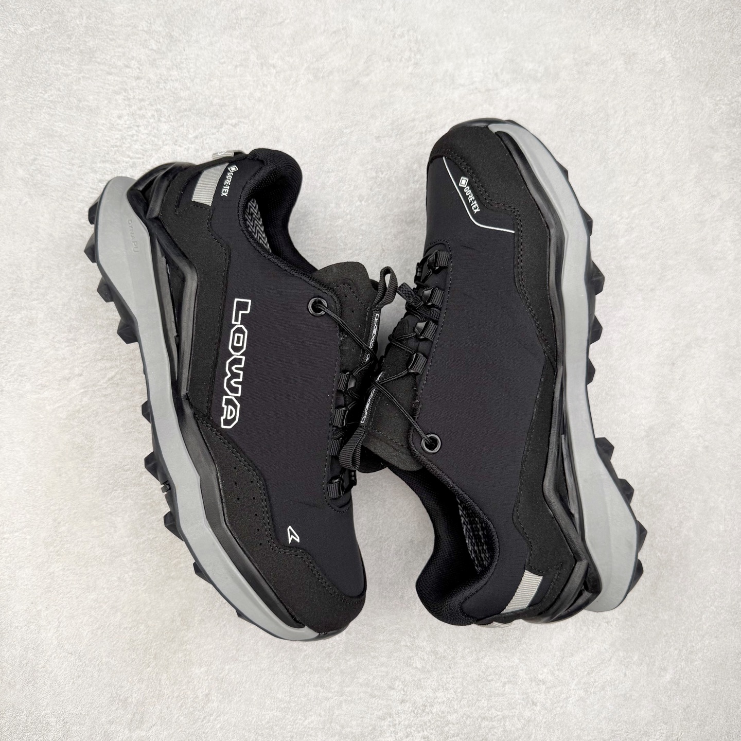 图片[3]-Lowa 漫游者2.0 舒适运动 减震防滑耐磨防水透气支撑轻便 低帮 户外功能鞋 1923年，LOWA诞生于德国南部巴伐利亚州的Jetzendorf一位名叫Johann Wagner的鞋匠手中。这位老鞋匠只在白天工作，晚上就陶醉在创作音乐的欢乐中。因而老鞋匠每天只能做几双鞋，但是每一双都质量上乘，不久这些鞋就闻名了德国，成为了最初的LOWA鞋。15年后，老鞋匠的儿子子承父业，并建立起了LOWA如今全球闻名、户外鞋领袖的地位。虽然历经90年，但当初老鞋匠精湛的制鞋工艺一直得以传承，纯手工的真诚与严谨也成为了LOWA秉承至今优良制鞋精神。实拍调校N版已经零色差零失真 百分百还原实物色彩所见即所得 不存在货不对板色差等低级问题 选购参考实物拍摄 不混卖不参货 只用心做好货严格选品 承诺混一赔十 尺码：36 36.5 37.5 38 38.5 39 40 40.5 41 42 42.5 43 44 44.5 45-选品中心