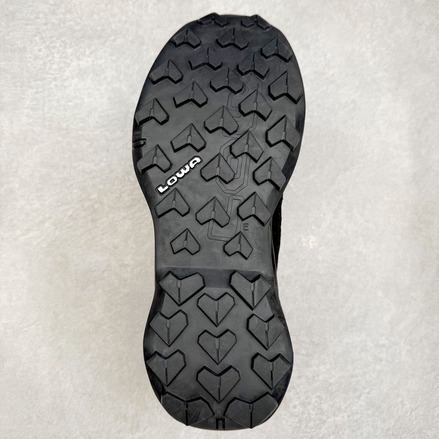 图片[9]-Lowa 漫游者2.0 舒适运动 减震防滑耐磨防水透气支撑轻便 低帮 户外功能鞋 1923年，LOWA诞生于德国南部巴伐利亚州的Jetzendorf一位名叫Johann Wagner的鞋匠手中。这位老鞋匠只在白天工作，晚上就陶醉在创作音乐的欢乐中。因而老鞋匠每天只能做几双鞋，但是每一双都质量上乘，不久这些鞋就闻名了德国，成为了最初的LOWA鞋。15年后，老鞋匠的儿子子承父业，并建立起了LOWA如今全球闻名、户外鞋领袖的地位。虽然历经90年，但当初老鞋匠精湛的制鞋工艺一直得以传承，纯手工的真诚与严谨也成为了LOWA秉承至今优良制鞋精神。实拍调校N版已经零色差零失真 百分百还原实物色彩所见即所得 不存在货不对板色差等低级问题 选购参考实物拍摄 不混卖不参货 只用心做好货严格选品 承诺混一赔十 尺码：36 36.5 37.5 38 38.5 39 40 40.5 41 42 42.5 43 44 44.5 45-选品中心