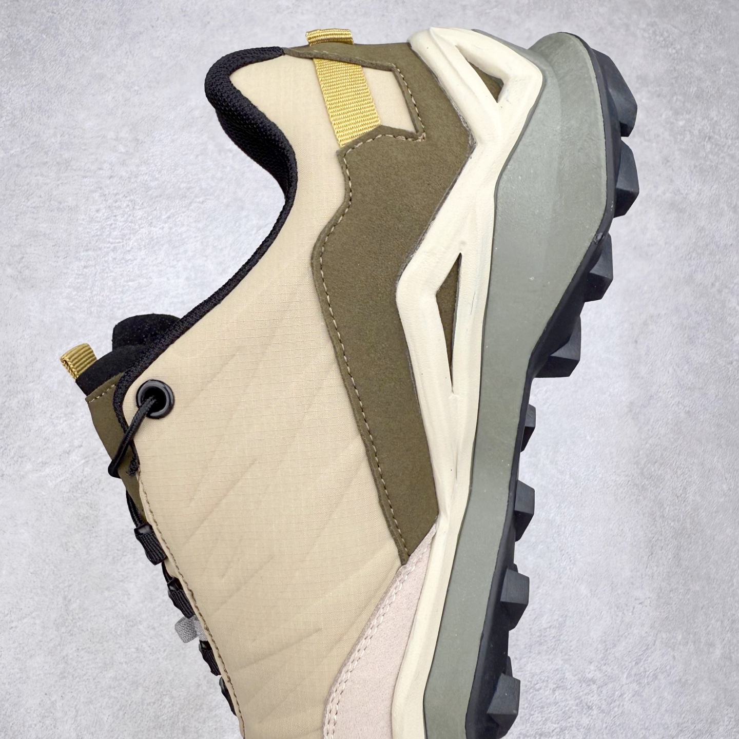 图片[7]-Lowa 漫游者2.0 舒适运动 减震防滑耐磨防水透气支撑轻便 低帮 户外功能鞋 1923年，LOWA诞生于德国南部巴伐利亚州的Jetzendorf一位名叫Johann Wagner的鞋匠手中。这位老鞋匠只在白天工作，晚上就陶醉在创作音乐的欢乐中。因而老鞋匠每天只能做几双鞋，但是每一双都质量上乘，不久这些鞋就闻名了德国，成为了最初的LOWA鞋。15年后，老鞋匠的儿子子承父业，并建立起了LOWA如今全球闻名、户外鞋领袖的地位。虽然历经90年，但当初老鞋匠精湛的制鞋工艺一直得以传承，纯手工的真诚与严谨也成为了LOWA秉承至今优良制鞋精神。实拍调校N版已经零色差零失真 百分百还原实物色彩所见即所得 不存在货不对板色差等低级问题 选购参考实物拍摄 不混卖不参货 只用心做好货严格选品 承诺混一赔十 尺码：36 36.5 37.5 38 38.5 39 40 40.5 41 42 42.5 43 44 44.5 45-选品中心