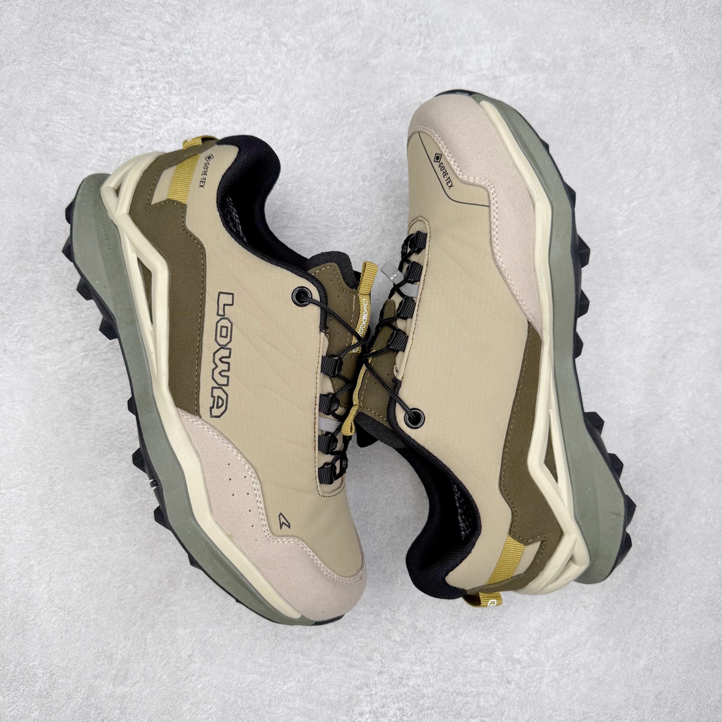 图片[3]-Lowa 漫游者2.0 舒适运动 减震防滑耐磨防水透气支撑轻便 低帮 户外功能鞋 1923年，LOWA诞生于德国南部巴伐利亚州的Jetzendorf一位名叫Johann Wagner的鞋匠手中。这位老鞋匠只在白天工作，晚上就陶醉在创作音乐的欢乐中。因而老鞋匠每天只能做几双鞋，但是每一双都质量上乘，不久这些鞋就闻名了德国，成为了最初的LOWA鞋。15年后，老鞋匠的儿子子承父业，并建立起了LOWA如今全球闻名、户外鞋领袖的地位。虽然历经90年，但当初老鞋匠精湛的制鞋工艺一直得以传承，纯手工的真诚与严谨也成为了LOWA秉承至今优良制鞋精神。实拍调校N版已经零色差零失真 百分百还原实物色彩所见即所得 不存在货不对板色差等低级问题 选购参考实物拍摄 不混卖不参货 只用心做好货严格选品 承诺混一赔十 尺码：36 36.5 37.5 38 38.5 39 40 40.5 41 42 42.5 43 44 44.5 45-选品中心