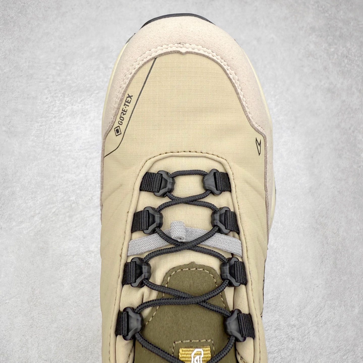 图片[4]-Lowa 漫游者2.0 舒适运动 减震防滑耐磨防水透气支撑轻便 低帮 户外功能鞋 1923年，LOWA诞生于德国南部巴伐利亚州的Jetzendorf一位名叫Johann Wagner的鞋匠手中。这位老鞋匠只在白天工作，晚上就陶醉在创作音乐的欢乐中。因而老鞋匠每天只能做几双鞋，但是每一双都质量上乘，不久这些鞋就闻名了德国，成为了最初的LOWA鞋。15年后，老鞋匠的儿子子承父业，并建立起了LOWA如今全球闻名、户外鞋领袖的地位。虽然历经90年，但当初老鞋匠精湛的制鞋工艺一直得以传承，纯手工的真诚与严谨也成为了LOWA秉承至今优良制鞋精神。实拍调校N版已经零色差零失真 百分百还原实物色彩所见即所得 不存在货不对板色差等低级问题 选购参考实物拍摄 不混卖不参货 只用心做好货严格选品 承诺混一赔十 尺码：36 36.5 37.5 38 38.5 39 40 40.5 41 42 42.5 43 44 44.5 45-选品中心