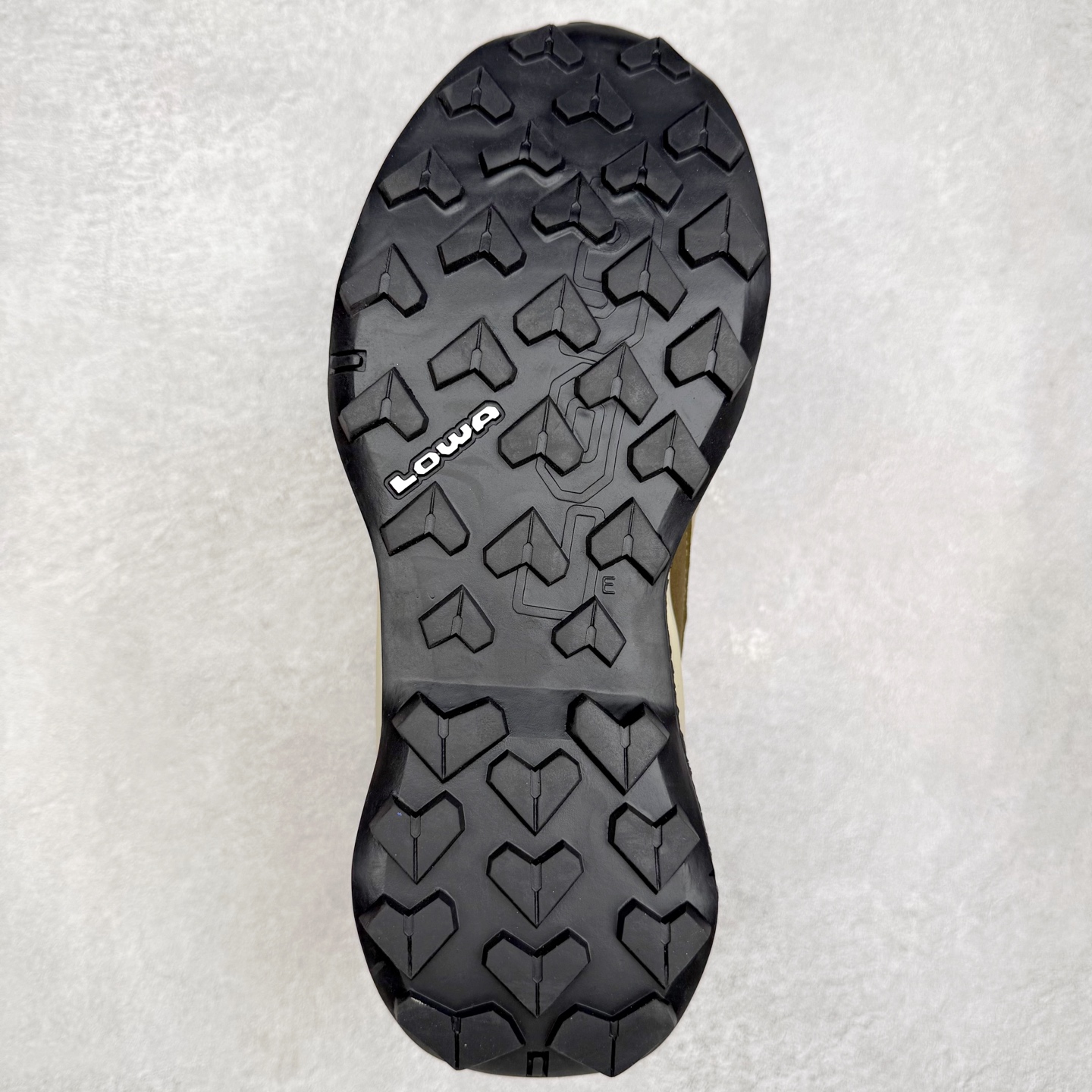 图片[9]-Lowa 漫游者2.0 舒适运动 减震防滑耐磨防水透气支撑轻便 低帮 户外功能鞋 1923年，LOWA诞生于德国南部巴伐利亚州的Jetzendorf一位名叫Johann Wagner的鞋匠手中。这位老鞋匠只在白天工作，晚上就陶醉在创作音乐的欢乐中。因而老鞋匠每天只能做几双鞋，但是每一双都质量上乘，不久这些鞋就闻名了德国，成为了最初的LOWA鞋。15年后，老鞋匠的儿子子承父业，并建立起了LOWA如今全球闻名、户外鞋领袖的地位。虽然历经90年，但当初老鞋匠精湛的制鞋工艺一直得以传承，纯手工的真诚与严谨也成为了LOWA秉承至今优良制鞋精神。实拍调校N版已经零色差零失真 百分百还原实物色彩所见即所得 不存在货不对板色差等低级问题 选购参考实物拍摄 不混卖不参货 只用心做好货严格选品 承诺混一赔十 尺码：36 36.5 37.5 38 38.5 39 40 40.5 41 42 42.5 43 44 44.5 45-选品中心