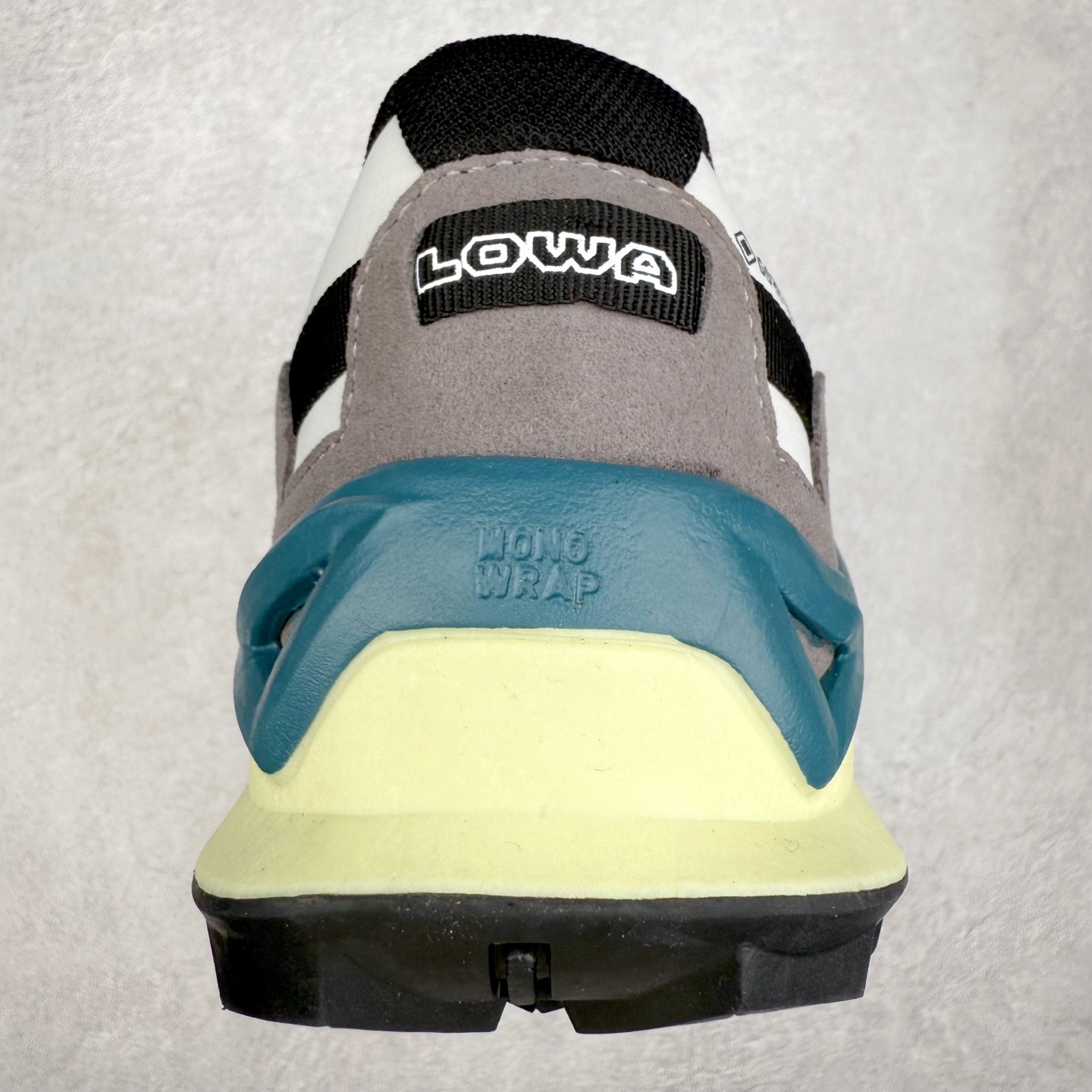 图片[8]-Lowa 漫游者2.0 舒适运动 减震防滑耐磨防水透气支撑轻便 低帮 户外功能鞋 1923年，LOWA诞生于德国南部巴伐利亚州的Jetzendorf一位名叫Johann Wagner的鞋匠手中。这位老鞋匠只在白天工作，晚上就陶醉在创作音乐的欢乐中。因而老鞋匠每天只能做几双鞋，但是每一双都质量上乘，不久这些鞋就闻名了德国，成为了最初的LOWA鞋。15年后，老鞋匠的儿子子承父业，并建立起了LOWA如今全球闻名、户外鞋领袖的地位。虽然历经90年，但当初老鞋匠精湛的制鞋工艺一直得以传承，纯手工的真诚与严谨也成为了LOWA秉承至今优良制鞋精神。实拍调校N版已经零色差零失真 百分百还原实物色彩所见即所得 不存在货不对板色差等低级问题 选购参考实物拍摄 不混卖不参货 只用心做好货严格选品 承诺混一赔十 尺码：36 36.5 37.5 38 38.5 39 40 40.5 41 42 42.5 43 44 44.5 45-选品中心