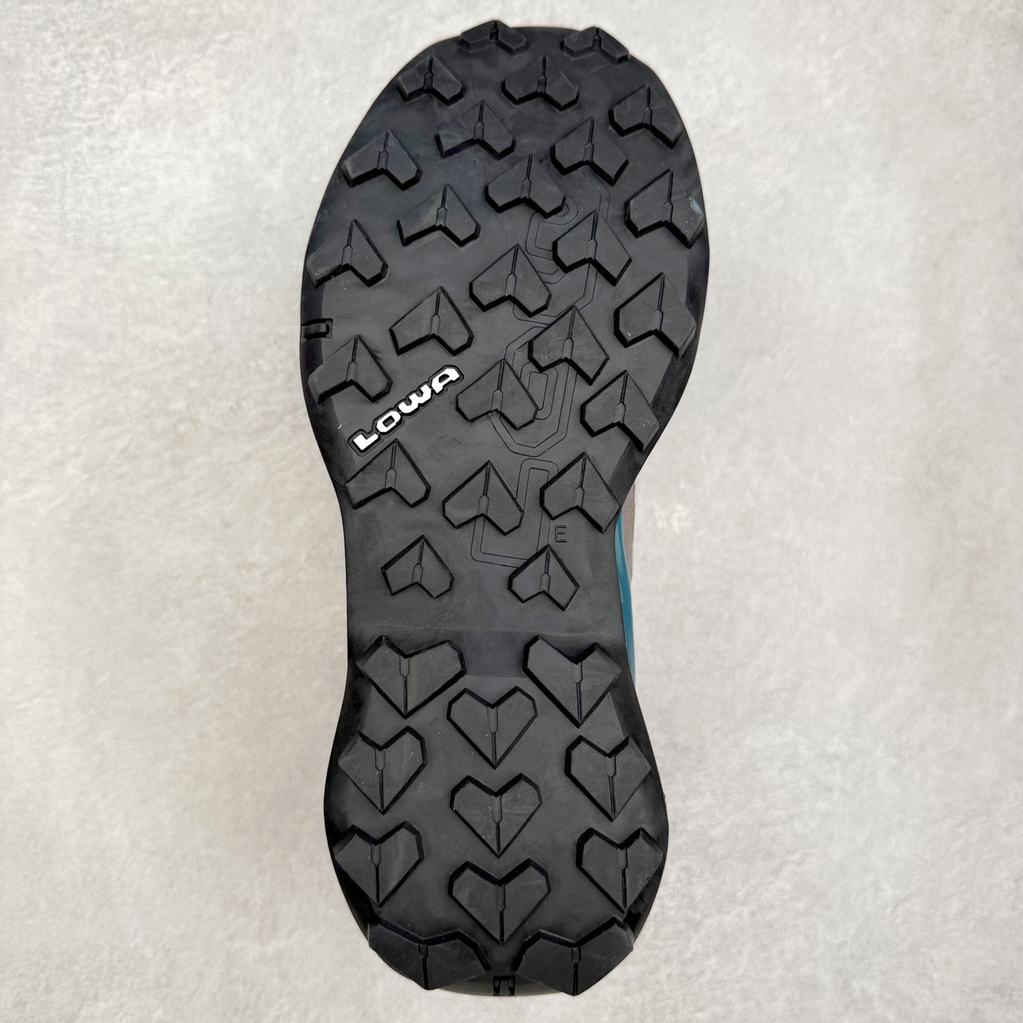 图片[9]-Lowa 漫游者2.0 舒适运动 减震防滑耐磨防水透气支撑轻便 低帮 户外功能鞋 1923年，LOWA诞生于德国南部巴伐利亚州的Jetzendorf一位名叫Johann Wagner的鞋匠手中。这位老鞋匠只在白天工作，晚上就陶醉在创作音乐的欢乐中。因而老鞋匠每天只能做几双鞋，但是每一双都质量上乘，不久这些鞋就闻名了德国，成为了最初的LOWA鞋。15年后，老鞋匠的儿子子承父业，并建立起了LOWA如今全球闻名、户外鞋领袖的地位。虽然历经90年，但当初老鞋匠精湛的制鞋工艺一直得以传承，纯手工的真诚与严谨也成为了LOWA秉承至今优良制鞋精神。实拍调校N版已经零色差零失真 百分百还原实物色彩所见即所得 不存在货不对板色差等低级问题 选购参考实物拍摄 不混卖不参货 只用心做好货严格选品 承诺混一赔十 尺码：36 36.5 37.5 38 38.5 39 40 40.5 41 42 42.5 43 44 44.5 45-选品中心