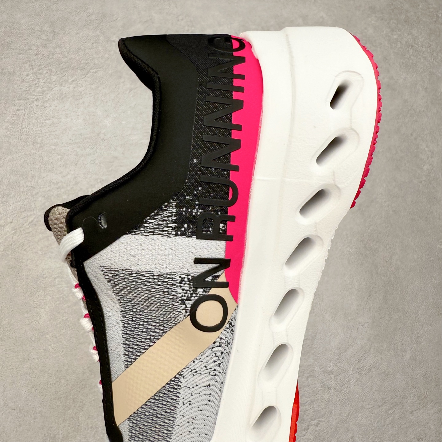 图片[7]-On昂跑 Cloudsurfer Next Z5 舒适柔软低帮跑步鞋 此运动品牌 开创于2010年 缓震着陆、强效回弹、轻柔质感的设计构思始终是ON研制关键 与此同时基于“为全球提供革新性的跑步感受”信念 陆续推出了多款跑鞋及其以专业运动人体跑步工程学为设计关键的功能性跑步服饰设备 让跑者不费力气地畅快畅跑 尺码：36 36.5 37.5 38 38.5 39 40 40.5 41 42 42.5 43 44 44.5 45-选品中心