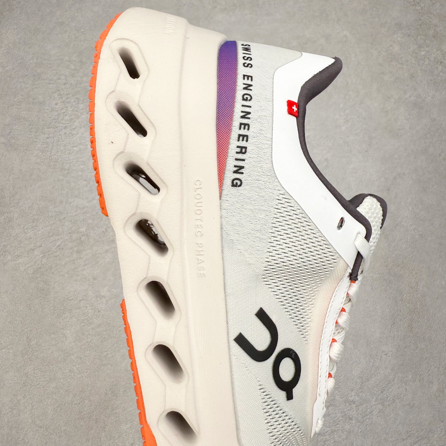 图片[6]-On昂跑 Cloudsurfer Next Z5 舒适柔软低帮跑步鞋 此运动品牌 开创于2010年 缓震着陆、强效回弹、轻柔质感的设计构思始终是ON研制关键 与此同时基于“为全球提供革新性的跑步感受”信念 陆续推出了多款跑鞋及其以专业运动人体跑步工程学为设计关键的功能性跑步服饰设备 让跑者不费力气地畅快畅跑 尺码：36 36.5 37.5 38 38.5 39 40 40.5 41 42 42.5 43 44 44.5 45-选品中心