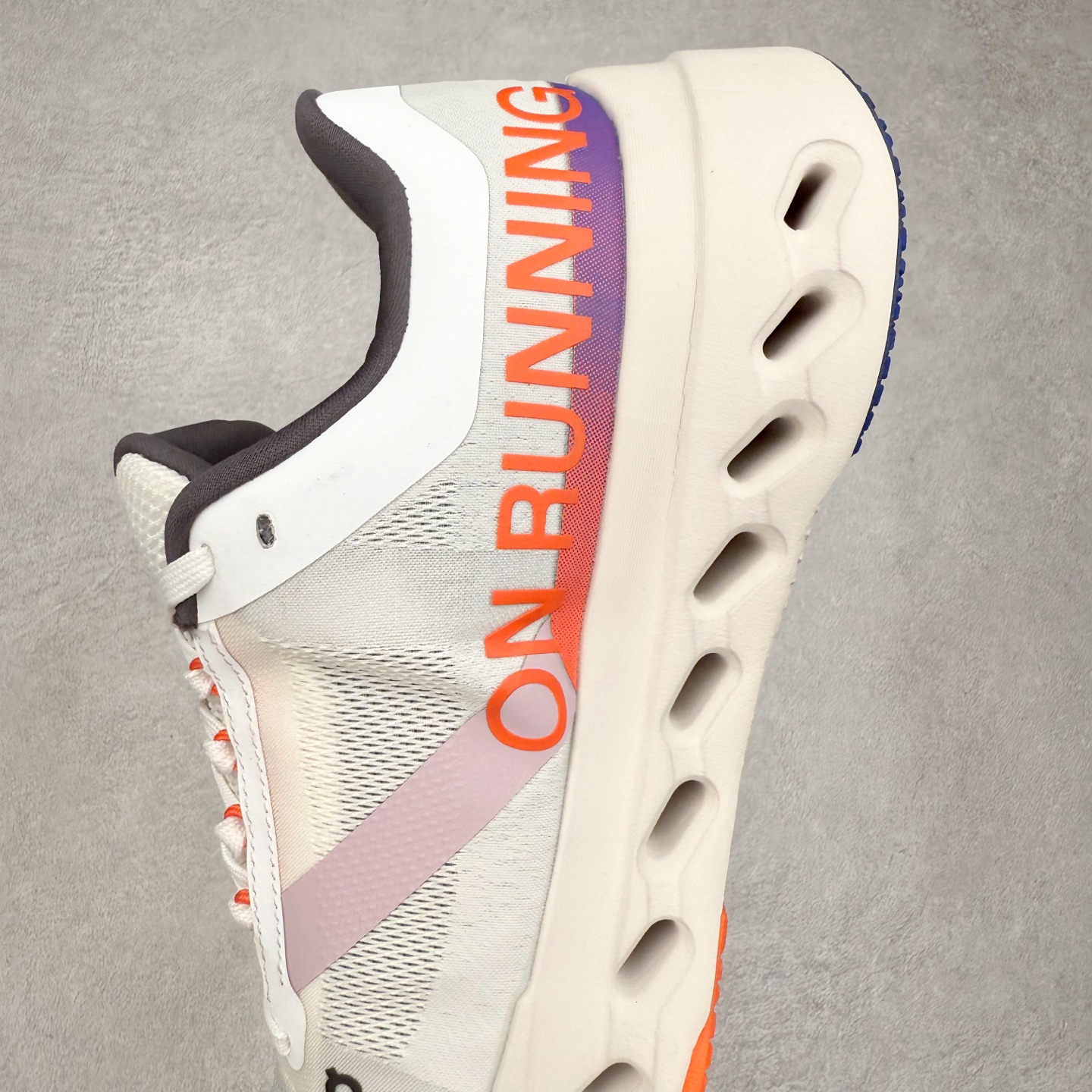 图片[7]-On昂跑 Cloudsurfer Next Z5 舒适柔软低帮跑步鞋 此运动品牌 开创于2010年 缓震着陆、强效回弹、轻柔质感的设计构思始终是ON研制关键 与此同时基于“为全球提供革新性的跑步感受”信念 陆续推出了多款跑鞋及其以专业运动人体跑步工程学为设计关键的功能性跑步服饰设备 让跑者不费力气地畅快畅跑 尺码：36 36.5 37.5 38 38.5 39 40 40.5 41 42 42.5 43 44 44.5 45-选品中心