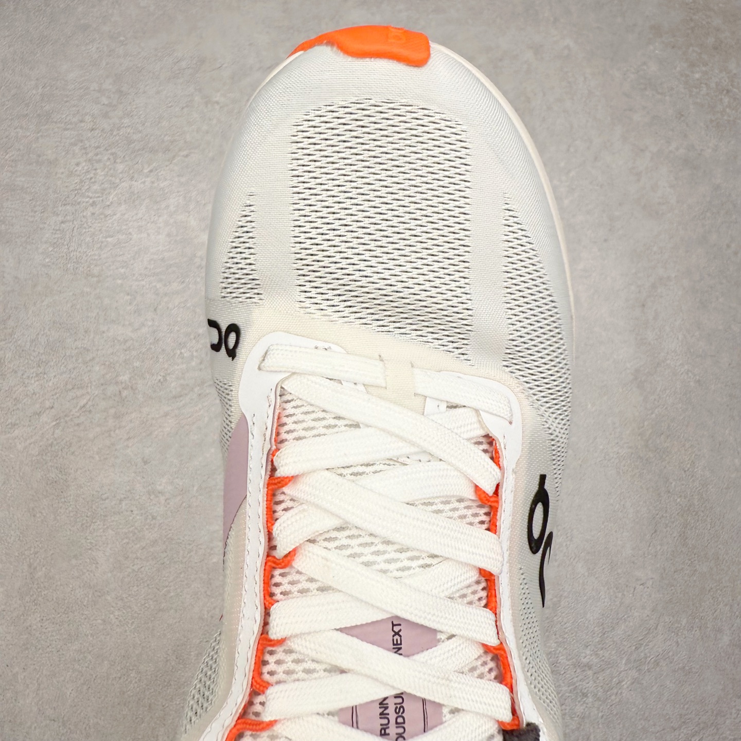 图片[4]-On昂跑 Cloudsurfer Next Z5 舒适柔软低帮跑步鞋 此运动品牌 开创于2010年 缓震着陆、强效回弹、轻柔质感的设计构思始终是ON研制关键 与此同时基于“为全球提供革新性的跑步感受”信念 陆续推出了多款跑鞋及其以专业运动人体跑步工程学为设计关键的功能性跑步服饰设备 让跑者不费力气地畅快畅跑 尺码：36 36.5 37.5 38 38.5 39 40 40.5 41 42 42.5 43 44 44.5 45-选品中心