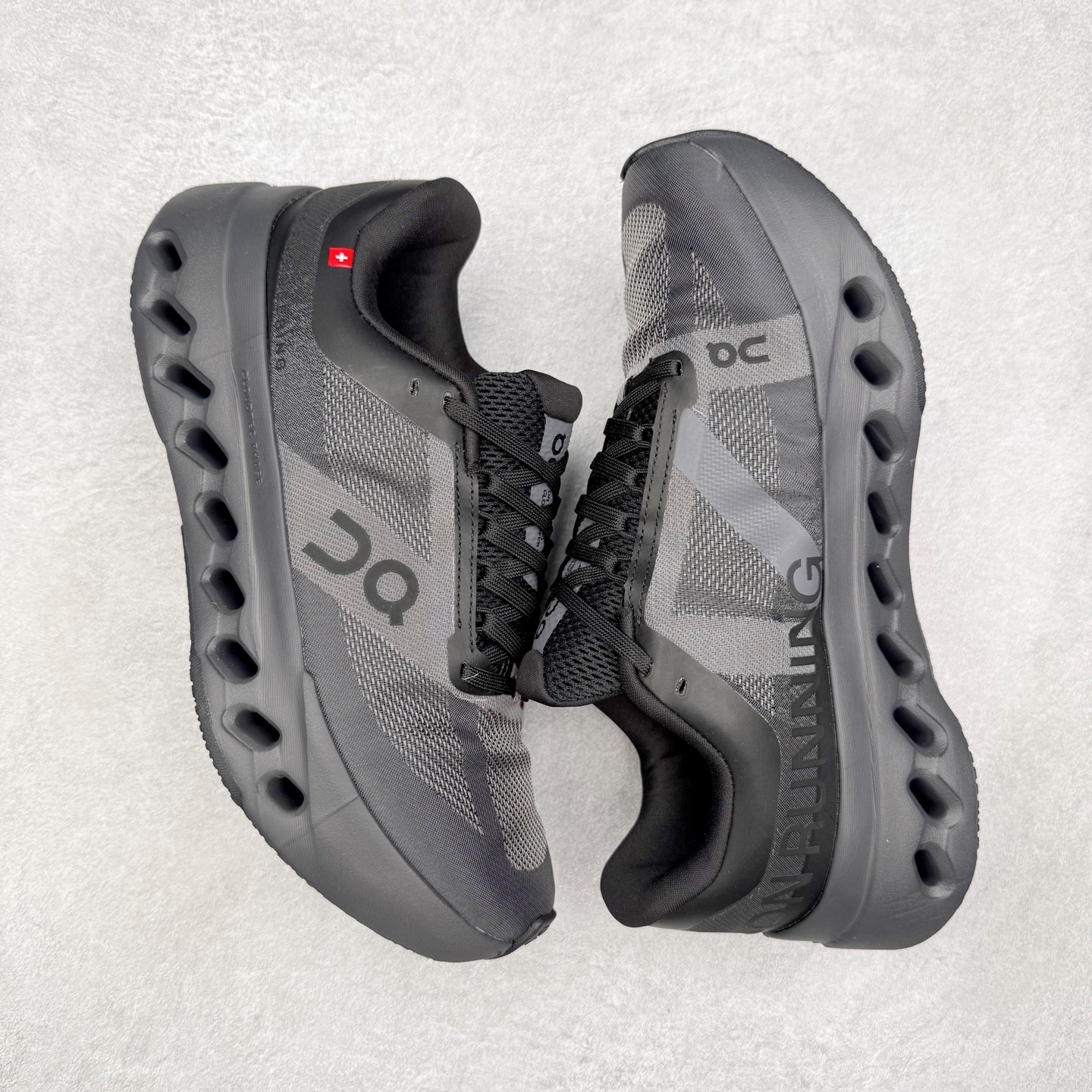 图片[3]-On昂跑 Cloudsurfer Next Z5 舒适柔软低帮跑步鞋 此运动品牌 开创于2010年 缓震着陆、强效回弹、轻柔质感的设计构思始终是ON研制关键 与此同时基于“为全球提供革新性的跑步感受”信念 陆续推出了多款跑鞋及其以专业运动人体跑步工程学为设计关键的功能性跑步服饰设备 让跑者不费力气地畅快畅跑 尺码：36 36.5 37.5 38 38.5 39 40 40.5 41 42 42.5 43 44 44.5 45-选品中心