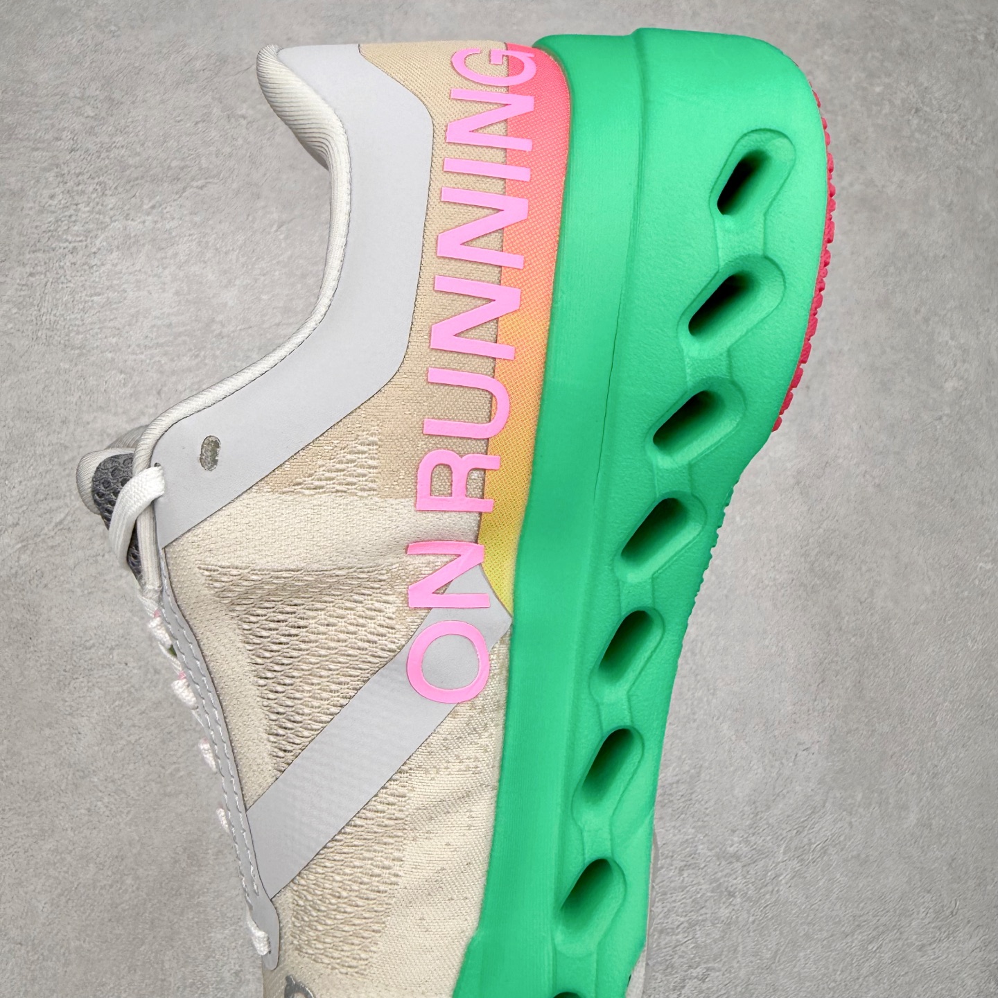 图片[7]-On昂跑 Cloudsurfer Next Z5 舒适柔软低帮跑步鞋 此运动品牌 开创于2010年 缓震着陆、强效回弹、轻柔质感的设计构思始终是ON研制关键 与此同时基于“为全球提供革新性的跑步感受”信念 陆续推出了多款跑鞋及其以专业运动人体跑步工程学为设计关键的功能性跑步服饰设备 让跑者不费力气地畅快畅跑 尺码：36 36.5 37.5 38 38.5 39 40 40.5 41 42 42.5 43 44 44.5 45-选品中心