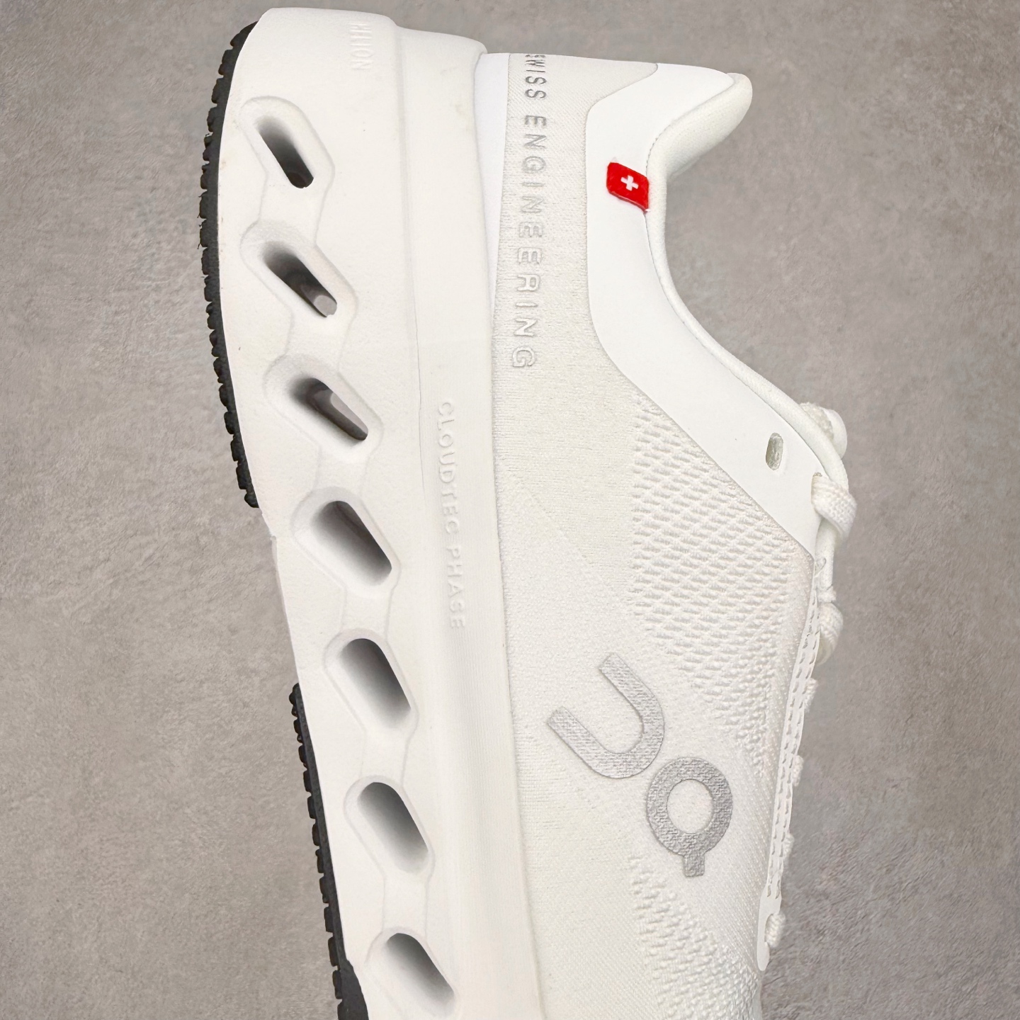 图片[6]-On昂跑 Cloudsurfer Next Z5 舒适柔软低帮跑步鞋 此运动品牌 开创于2010年 缓震着陆、强效回弹、轻柔质感的设计构思始终是ON研制关键 与此同时基于“为全球提供革新性的跑步感受”信念 陆续推出了多款跑鞋及其以专业运动人体跑步工程学为设计关键的功能性跑步服饰设备 让跑者不费力气地畅快畅跑 尺码：36 36.5 37.5 38 38.5 39 40 40.5 41 42 42.5 43 44 44.5 45-选品中心