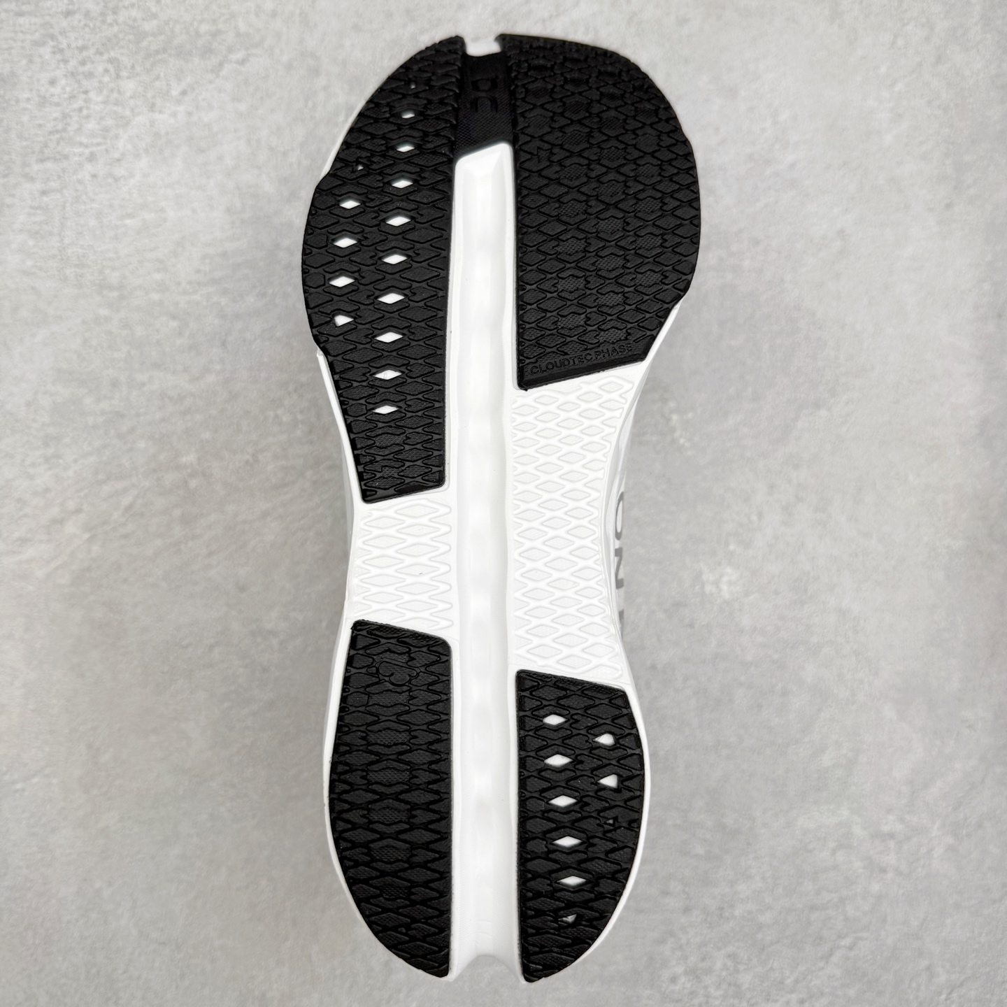 图片[9]-On昂跑 Cloudsurfer Next Z5 舒适柔软低帮跑步鞋 此运动品牌 开创于2010年 缓震着陆、强效回弹、轻柔质感的设计构思始终是ON研制关键 与此同时基于“为全球提供革新性的跑步感受”信念 陆续推出了多款跑鞋及其以专业运动人体跑步工程学为设计关键的功能性跑步服饰设备 让跑者不费力气地畅快畅跑 尺码：36 36.5 37.5 38 38.5 39 40 40.5 41 42 42.5 43 44 44.5 45-选品中心