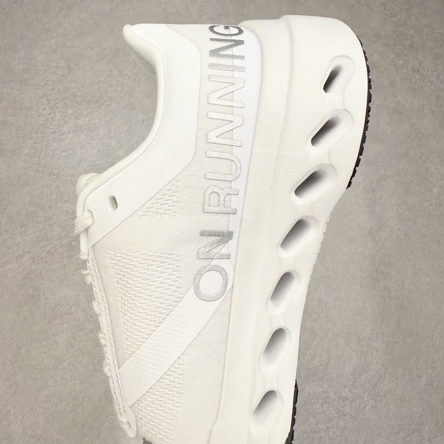 图片[7]-On昂跑 Cloudsurfer Next Z5 舒适柔软低帮跑步鞋 此运动品牌 开创于2010年 缓震着陆、强效回弹、轻柔质感的设计构思始终是ON研制关键 与此同时基于“为全球提供革新性的跑步感受”信念 陆续推出了多款跑鞋及其以专业运动人体跑步工程学为设计关键的功能性跑步服饰设备 让跑者不费力气地畅快畅跑 尺码：36 36.5 37.5 38 38.5 39 40 40.5 41 42 42.5 43 44 44.5 45-选品中心