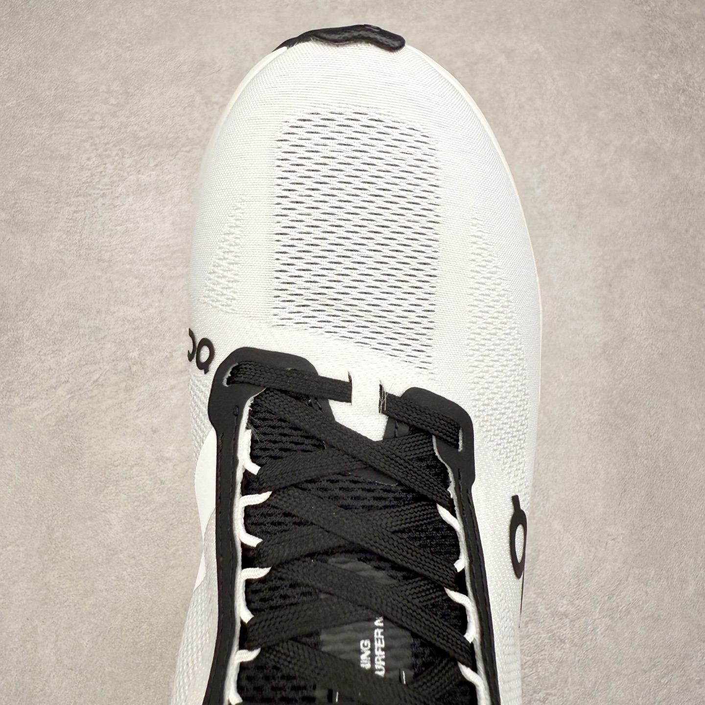 图片[4]-On昂跑 Cloudsurfer Next Z5 舒适柔软低帮跑步鞋 此运动品牌 开创于2010年 缓震着陆、强效回弹、轻柔质感的设计构思始终是ON研制关键 与此同时基于“为全球提供革新性的跑步感受”信念 陆续推出了多款跑鞋及其以专业运动人体跑步工程学为设计关键的功能性跑步服饰设备 让跑者不费力气地畅快畅跑 尺码：36 36.5 37.5 38 38.5 39 40 40.5 41 42 42.5 43 44 44.5 45-选品中心