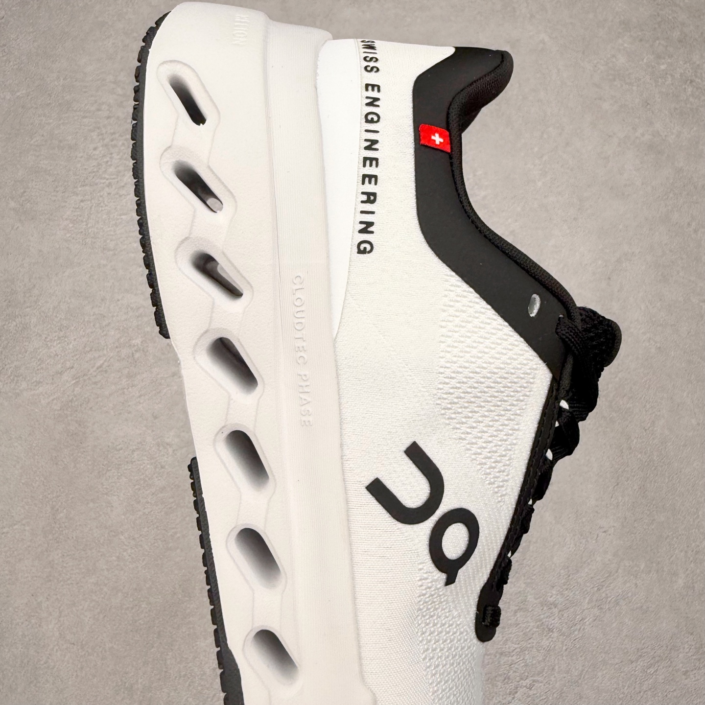 图片[6]-On昂跑 Cloudsurfer Next Z5 舒适柔软低帮跑步鞋 此运动品牌 开创于2010年 缓震着陆、强效回弹、轻柔质感的设计构思始终是ON研制关键 与此同时基于“为全球提供革新性的跑步感受”信念 陆续推出了多款跑鞋及其以专业运动人体跑步工程学为设计关键的功能性跑步服饰设备 让跑者不费力气地畅快畅跑 尺码：36 36.5 37.5 38 38.5 39 40 40.5 41 42 42.5 43 44 44.5 45-选品中心