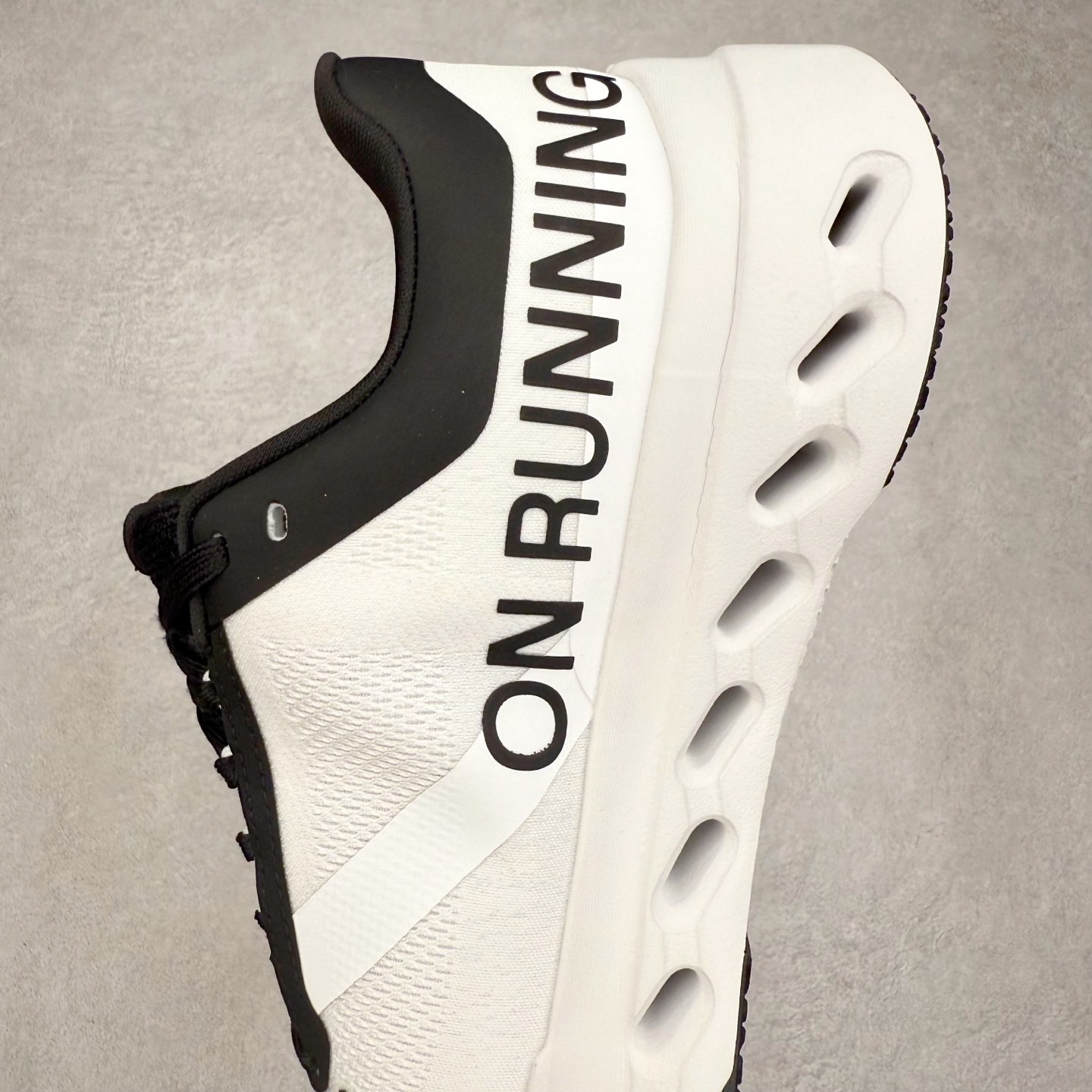 图片[7]-On昂跑 Cloudsurfer Next Z5 舒适柔软低帮跑步鞋 此运动品牌 开创于2010年 缓震着陆、强效回弹、轻柔质感的设计构思始终是ON研制关键 与此同时基于“为全球提供革新性的跑步感受”信念 陆续推出了多款跑鞋及其以专业运动人体跑步工程学为设计关键的功能性跑步服饰设备 让跑者不费力气地畅快畅跑 尺码：36 36.5 37.5 38 38.5 39 40 40.5 41 42 42.5 43 44 44.5 45-选品中心