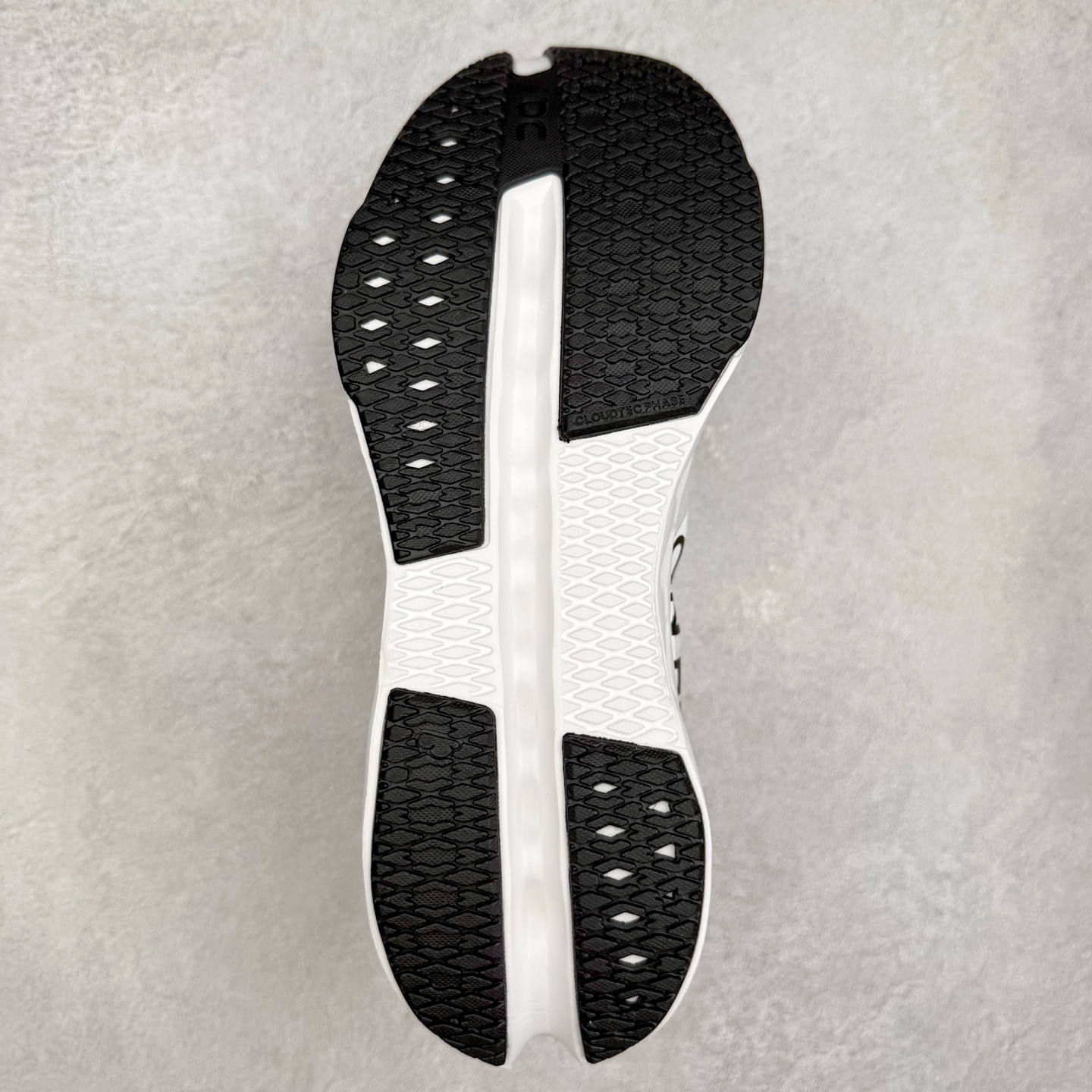 图片[9]-On昂跑 Cloudsurfer Next Z5 舒适柔软低帮跑步鞋 此运动品牌 开创于2010年 缓震着陆、强效回弹、轻柔质感的设计构思始终是ON研制关键 与此同时基于“为全球提供革新性的跑步感受”信念 陆续推出了多款跑鞋及其以专业运动人体跑步工程学为设计关键的功能性跑步服饰设备 让跑者不费力气地畅快畅跑 尺码：36 36.5 37.5 38 38.5 39 40 40.5 41 42 42.5 43 44 44.5 45-选品中心