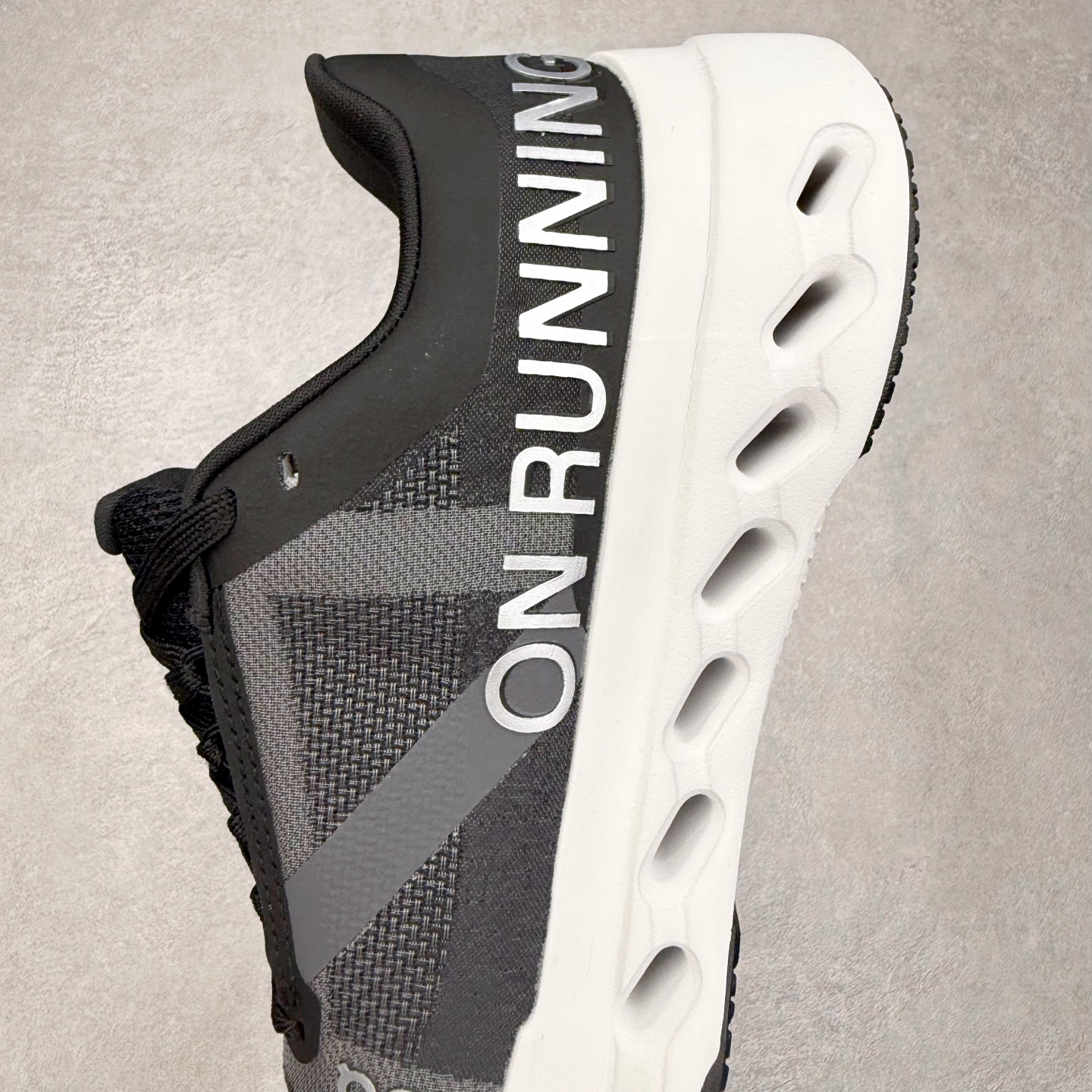 图片[7]-On昂跑 Cloudsurfer Next Z5 舒适柔软低帮跑步鞋 此运动品牌 开创于2010年 缓震着陆、强效回弹、轻柔质感的设计构思始终是ON研制关键 与此同时基于“为全球提供革新性的跑步感受”信念 陆续推出了多款跑鞋及其以专业运动人体跑步工程学为设计关键的功能性跑步服饰设备 让跑者不费力气地畅快畅跑 尺码：36 36.5 37.5 38 38.5 39 40 40.5 41 42 42.5 43 44 44.5 45-选品中心